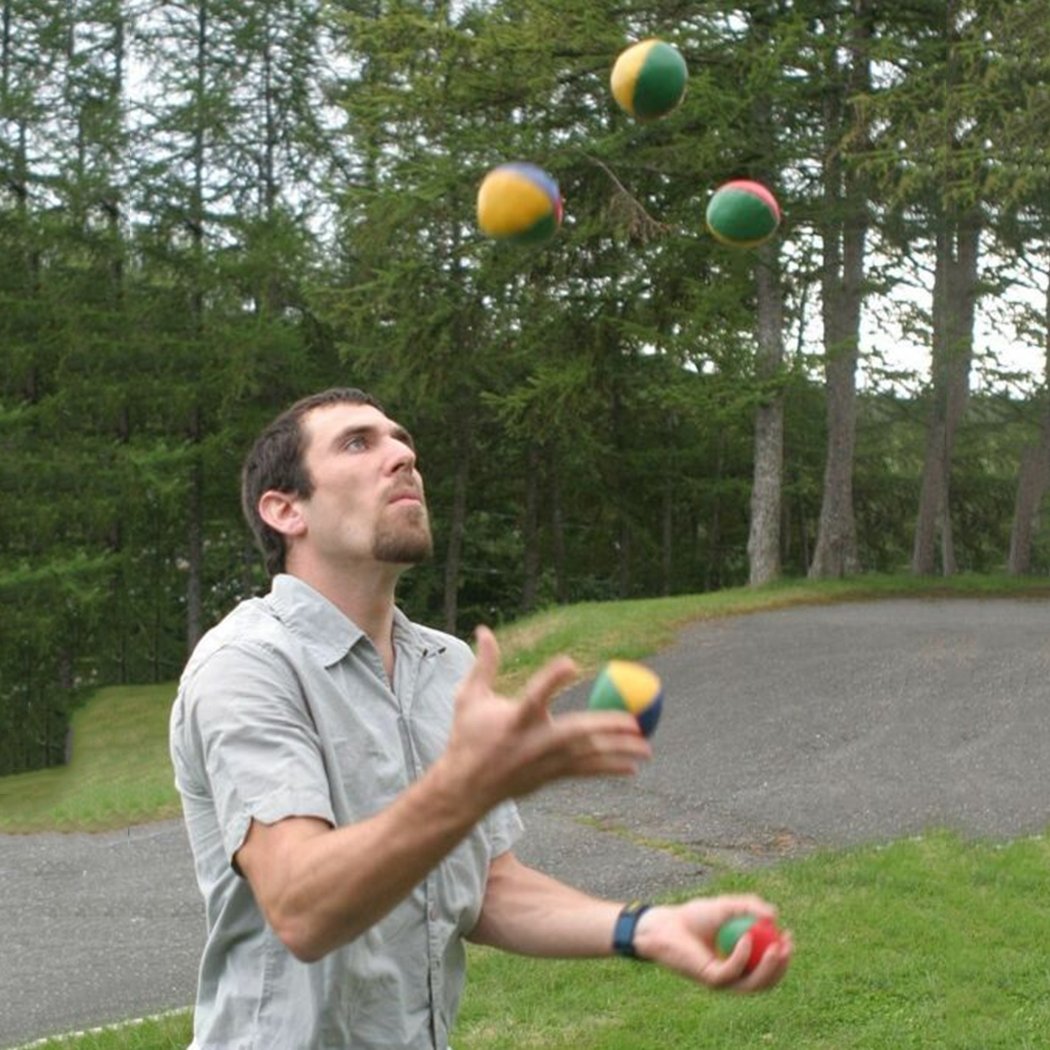 Футболист жонглирует мячом