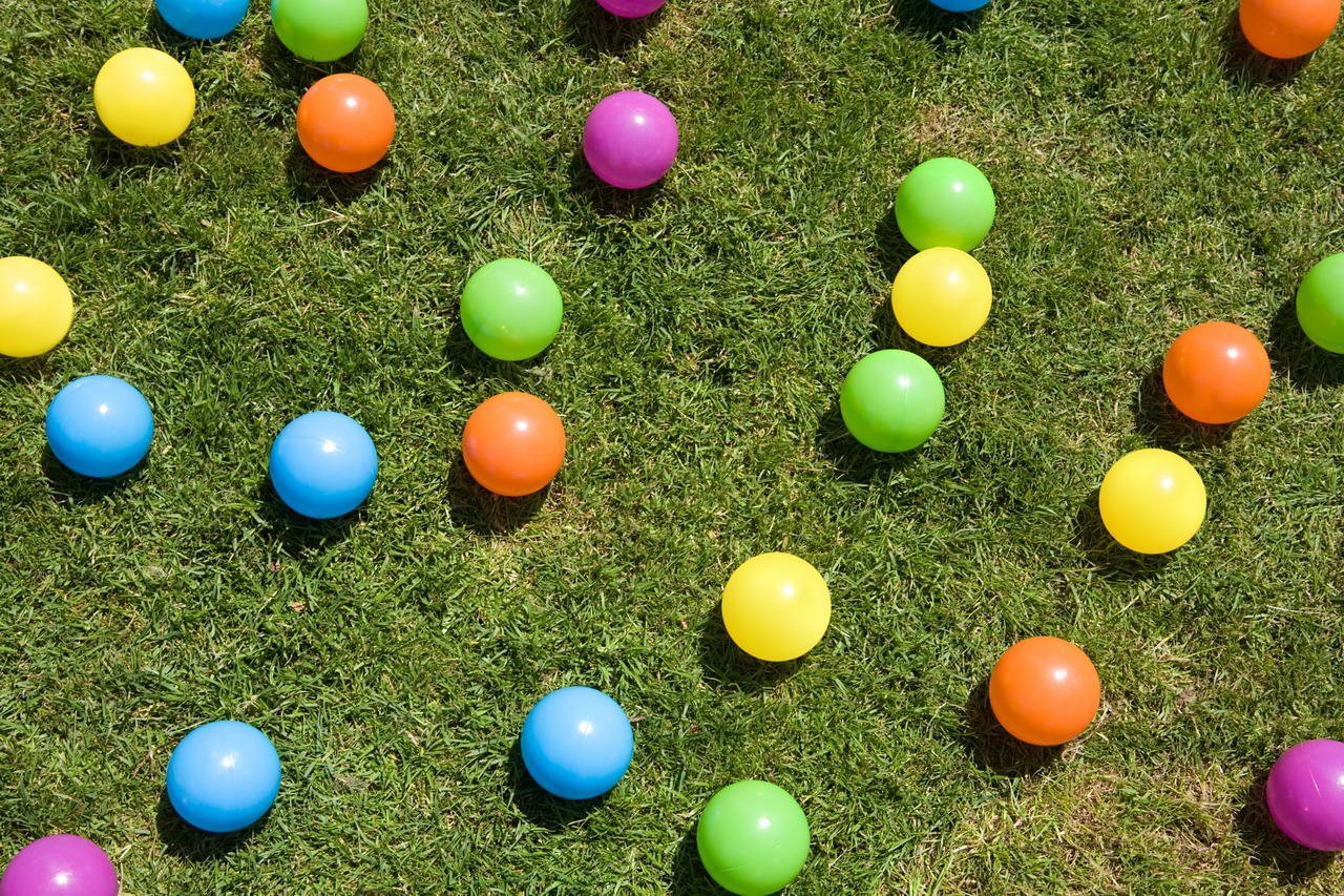 Новая игра в мяч. Мячи для детского сада. Мяч разноцветный. Мяч в игре!. Цветные мячики.