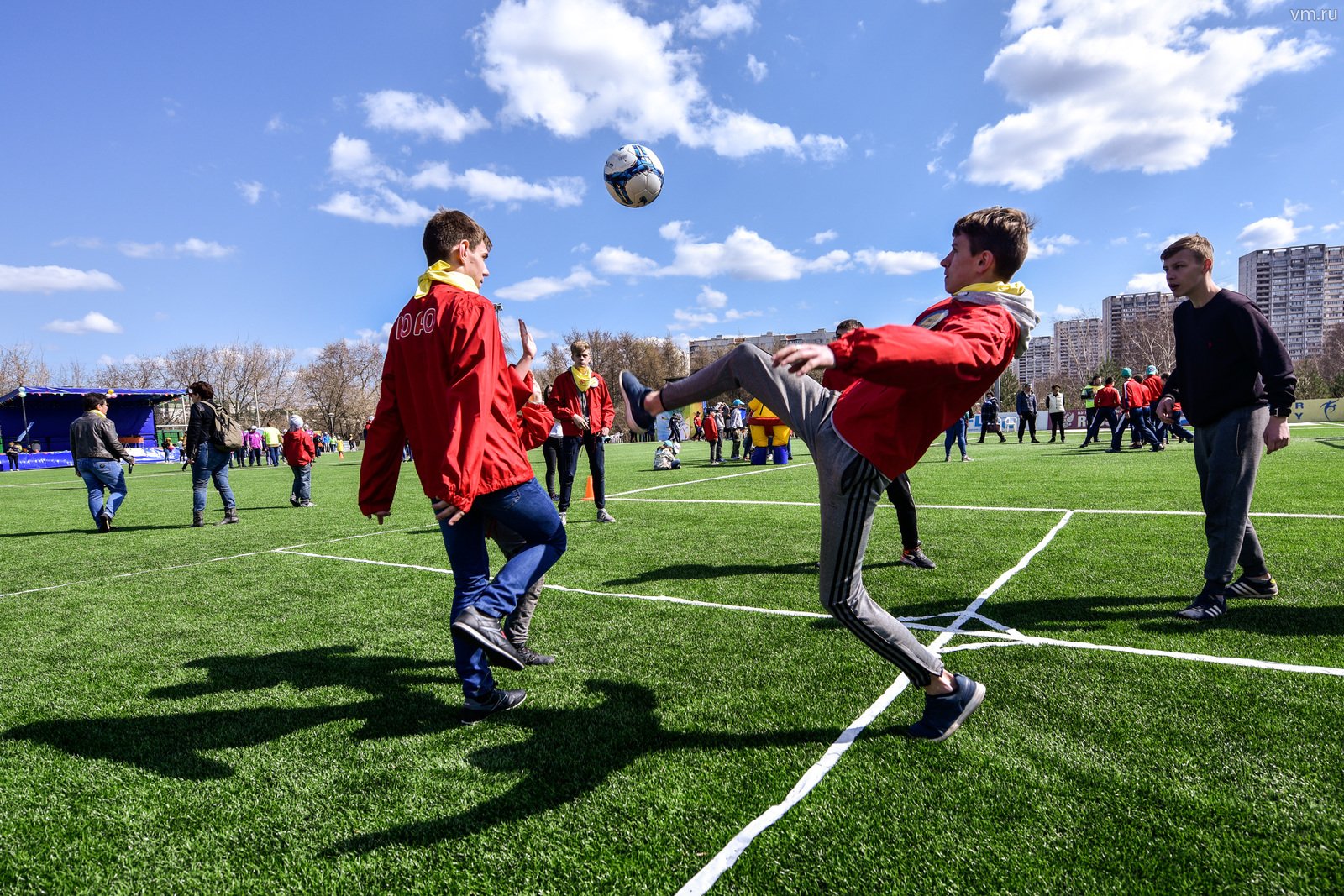 Игра футбольный турнир. Игра футбол. Футбол в парке. Дети играют в футбол. Футбольное поле во дворе.