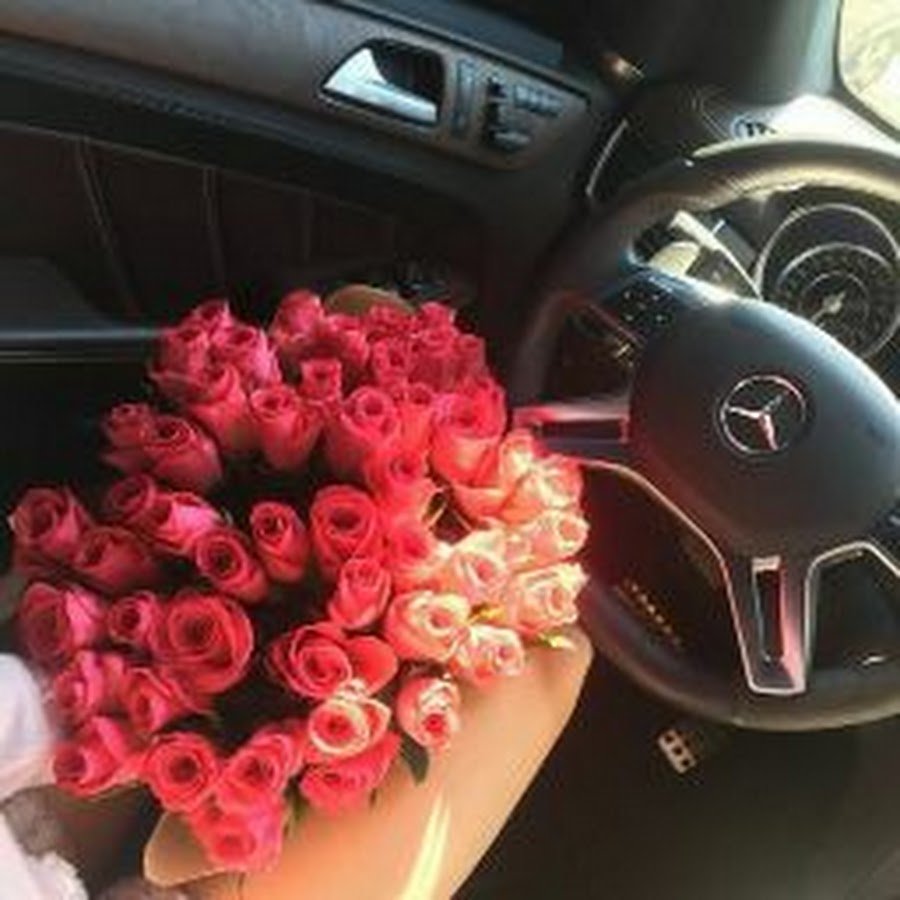 Букет тюльпанов в салоне машины