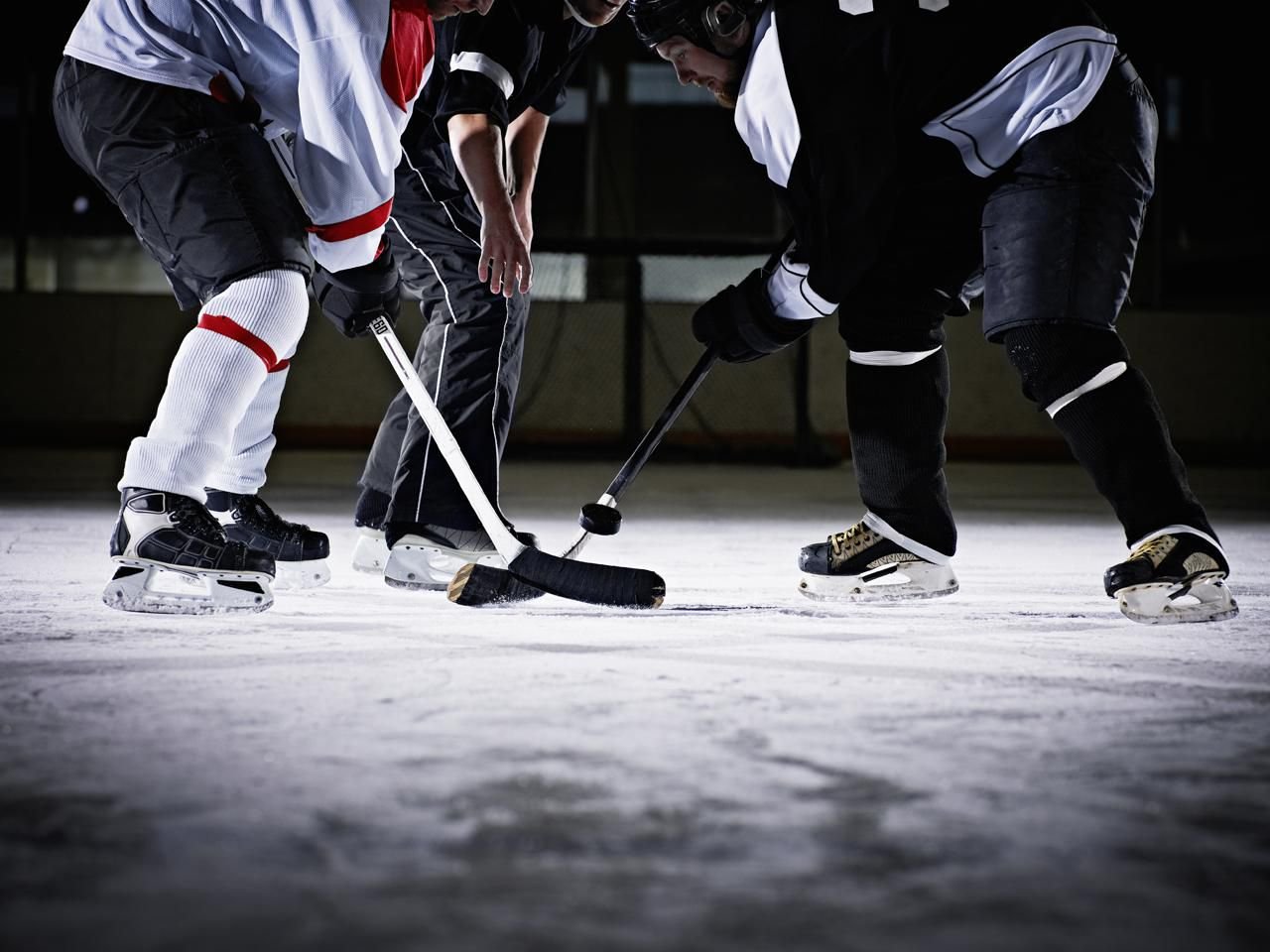 Командная игра с клюшками. Вбрасывание шайбы в хоккее. Хоккейная клюшка на льду. Лед хоккей. Хоккей Эстетика.
