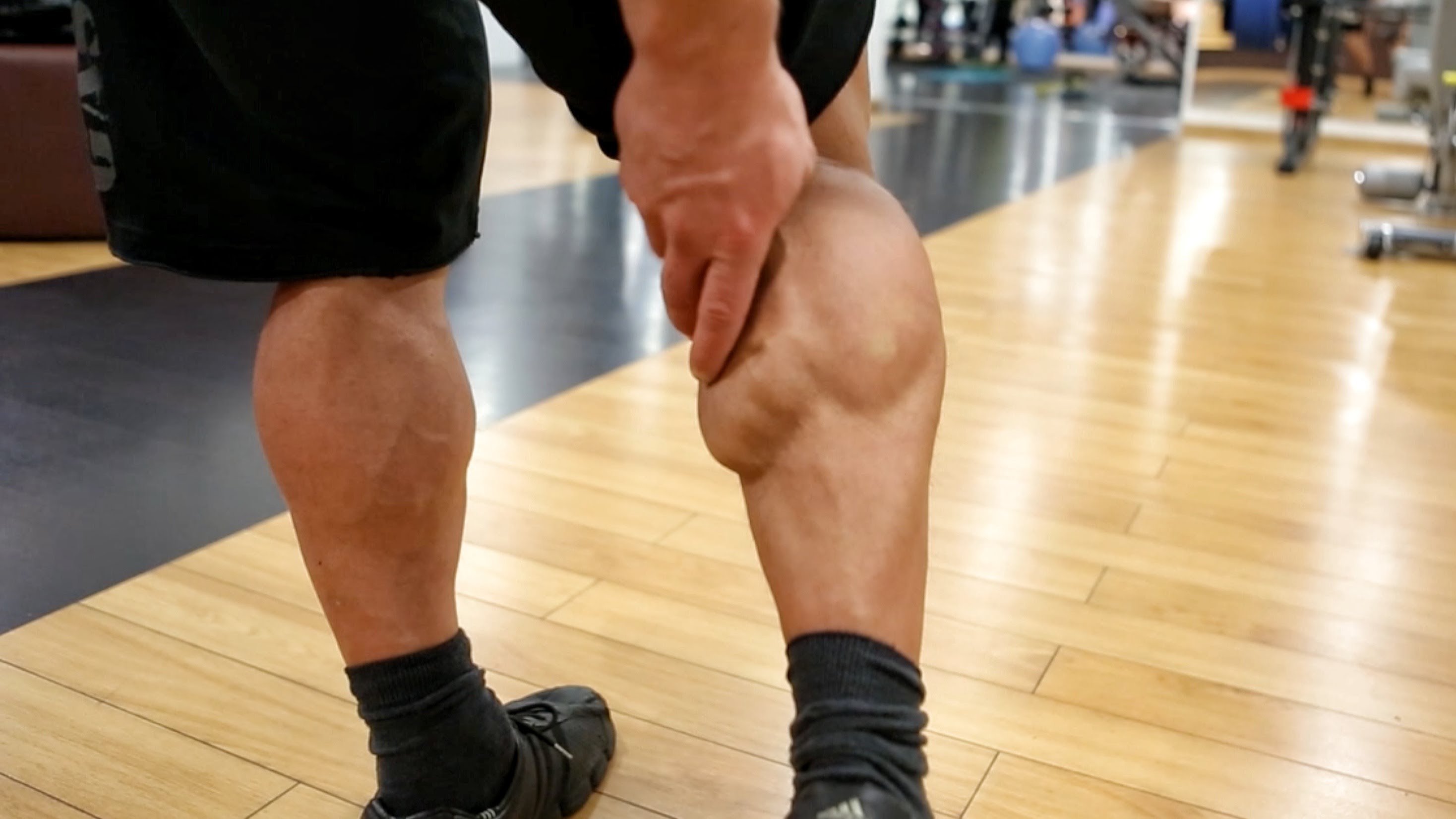 Боль в икрах ног у мужчин. Накачанные ноги. Накаченные икроножные мышцы. Мощные ноги. Огромные икры.