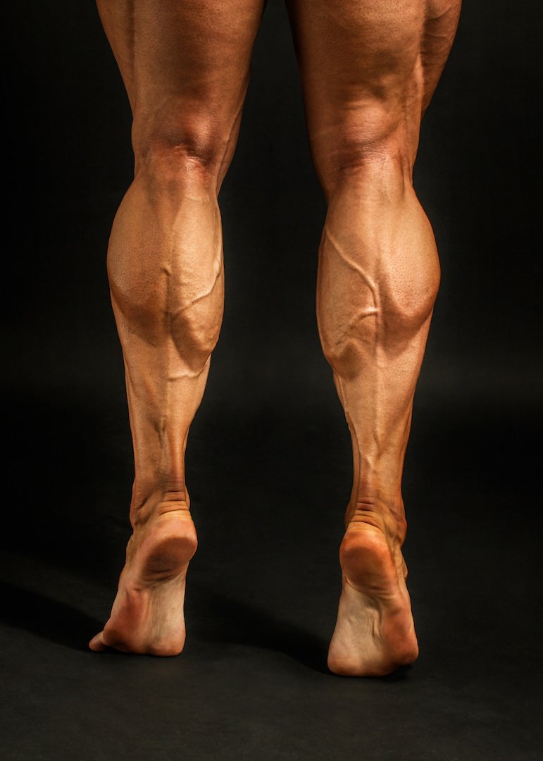 Мужская мускулистая нога сзади