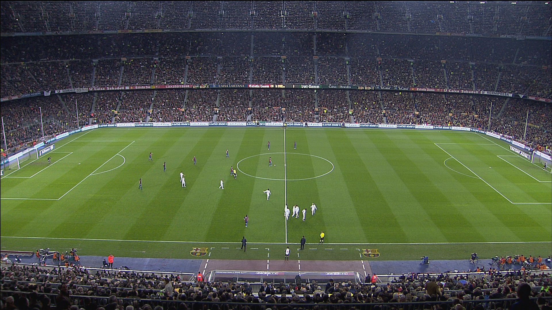 Игра футбол стадион. Футбольное поле Реал Мадрид вид сверху. Камп ноу в ФИФА 23. Футбольное поле Santiago Bernabeu. На футбольном стадионе.