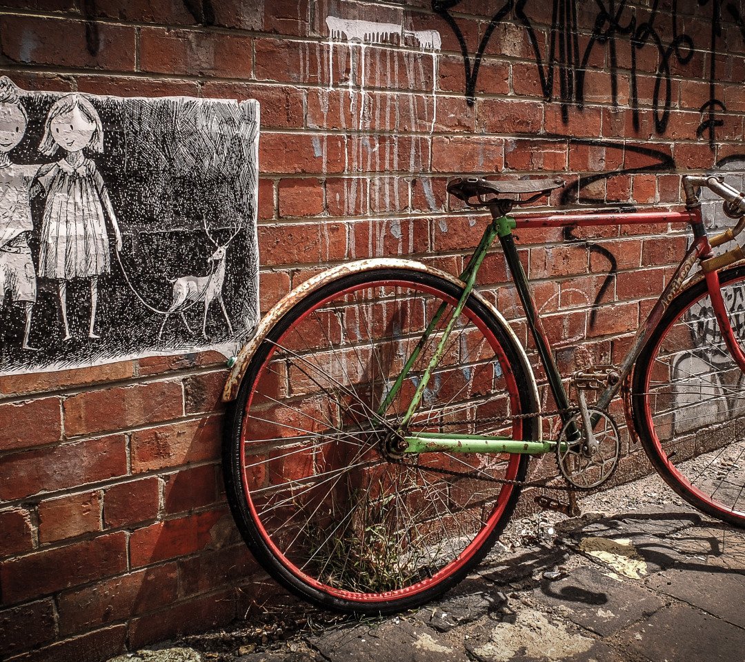Велосипед на фоне стены