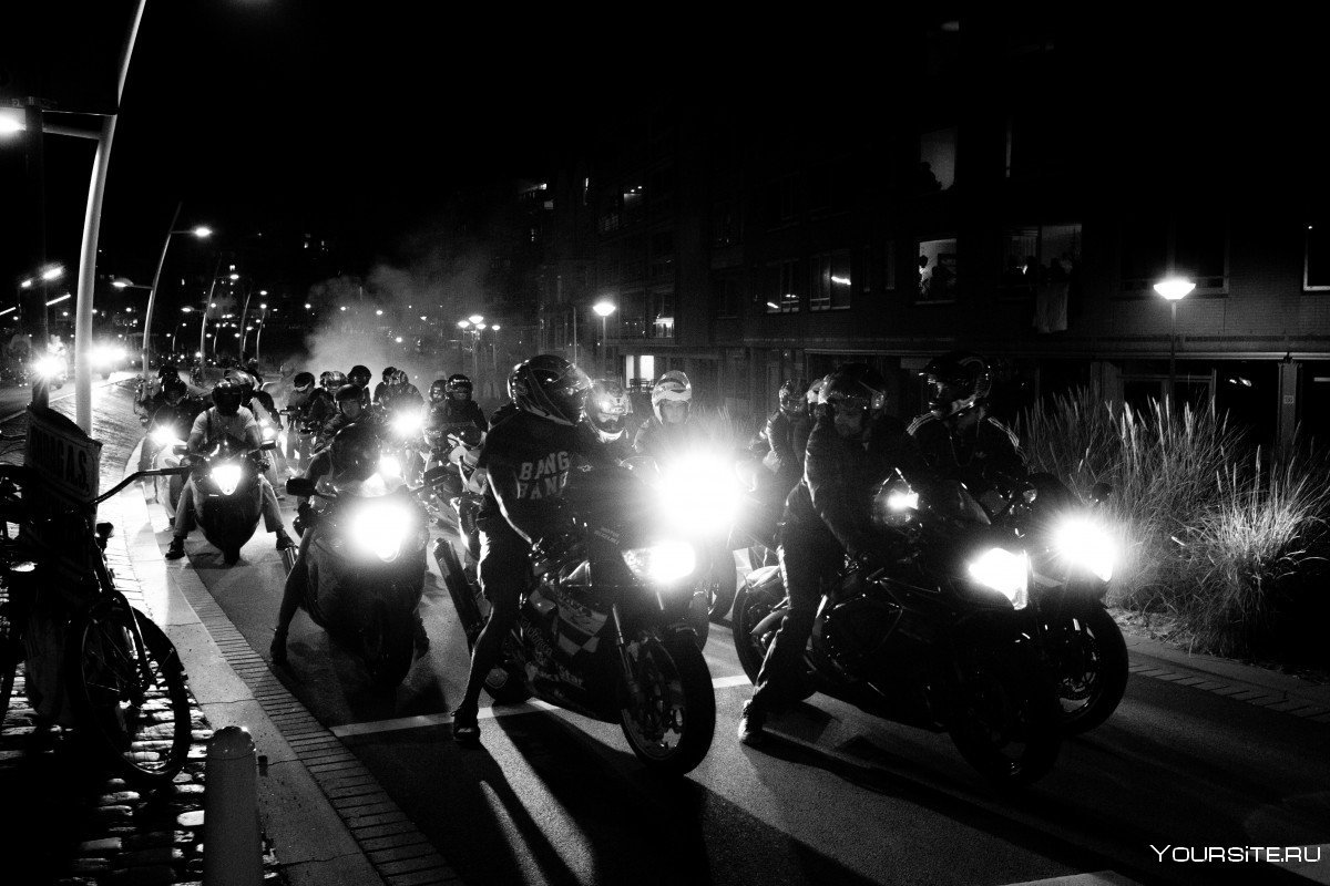 Мотоциклист в ночном городе