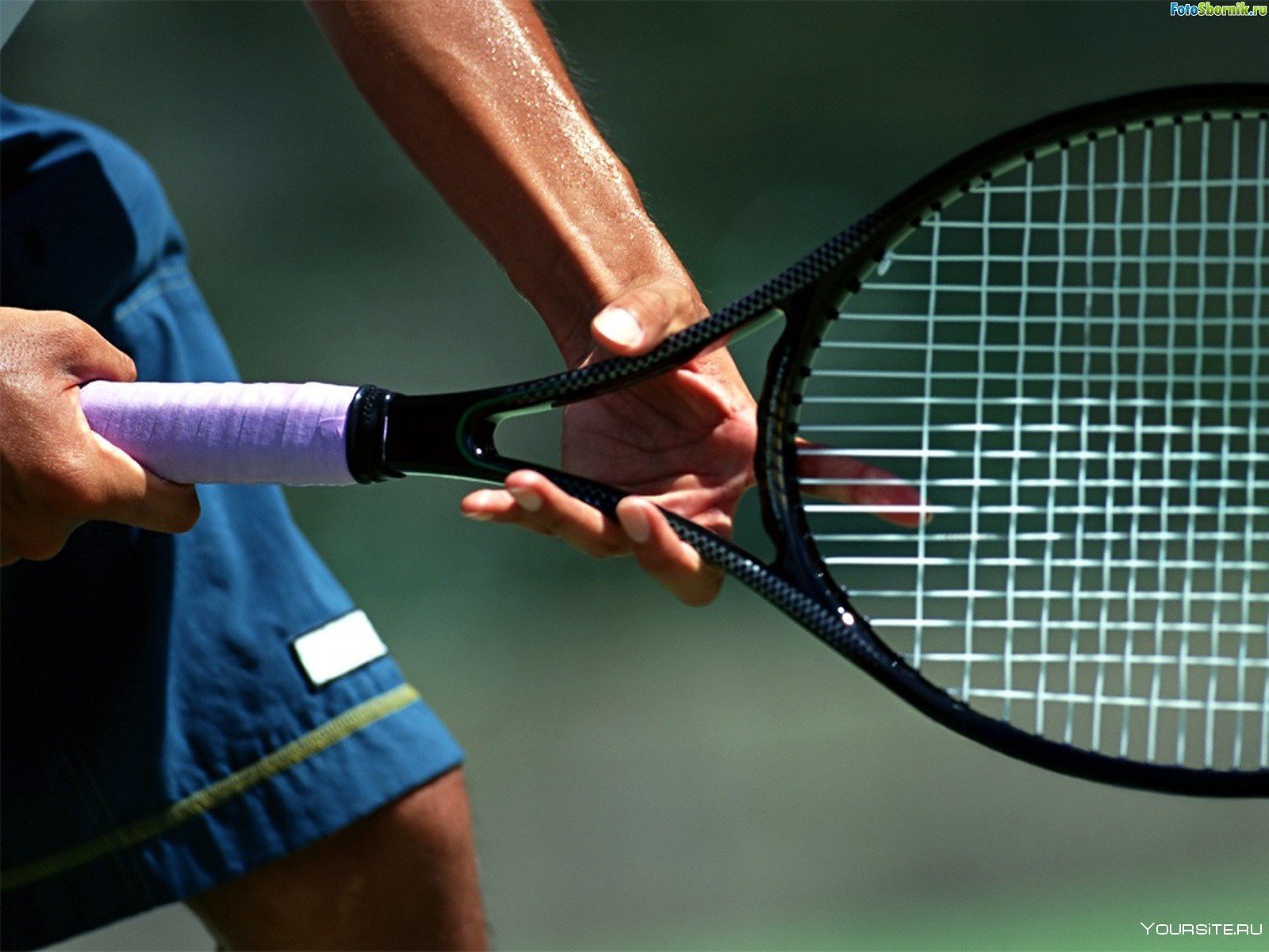 Увлекаться теннисом. Ракетка для большого тенниса. Теннисная ракетка в руке. Большой теннис. Большая ракетка для тенниса.