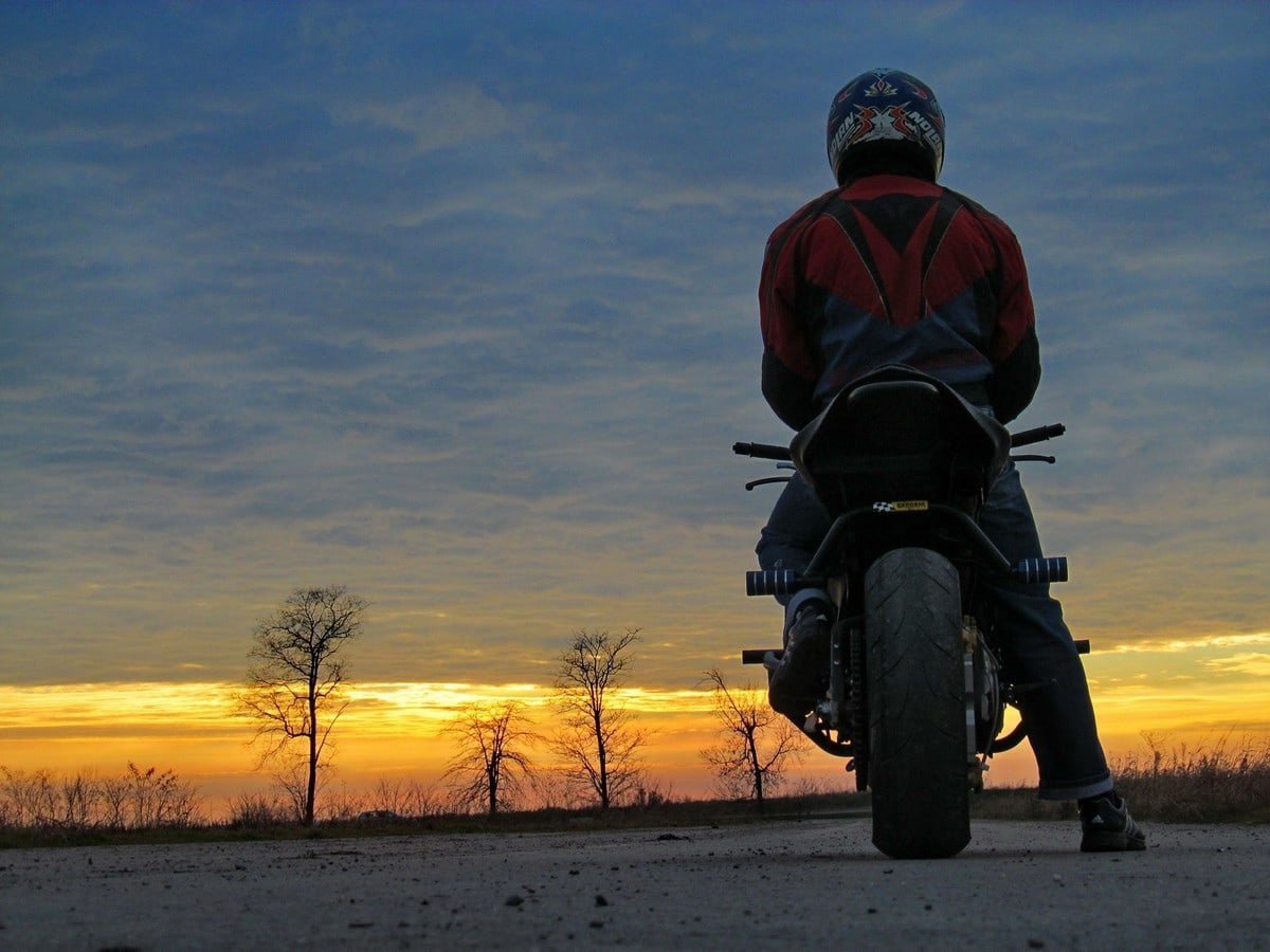 Одинокий мотоциклист