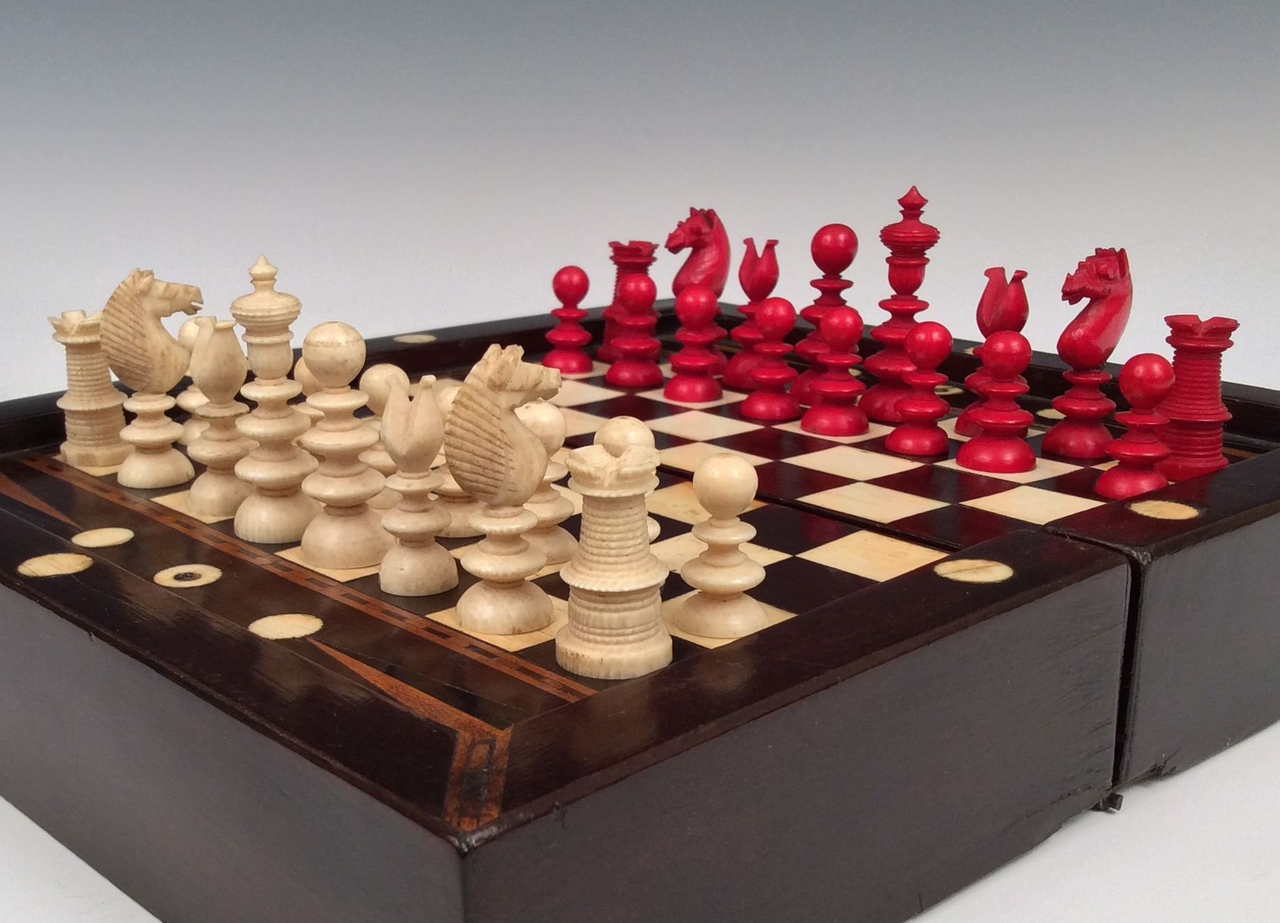 Древняя игра одна из предшественница шахмат. Фатум шахматы. Шахматные фигуры. Шахматы доска. Шахматы доска с фигурами.