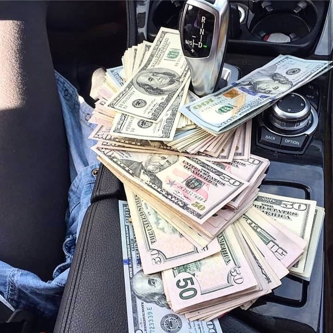 Деньги в машине