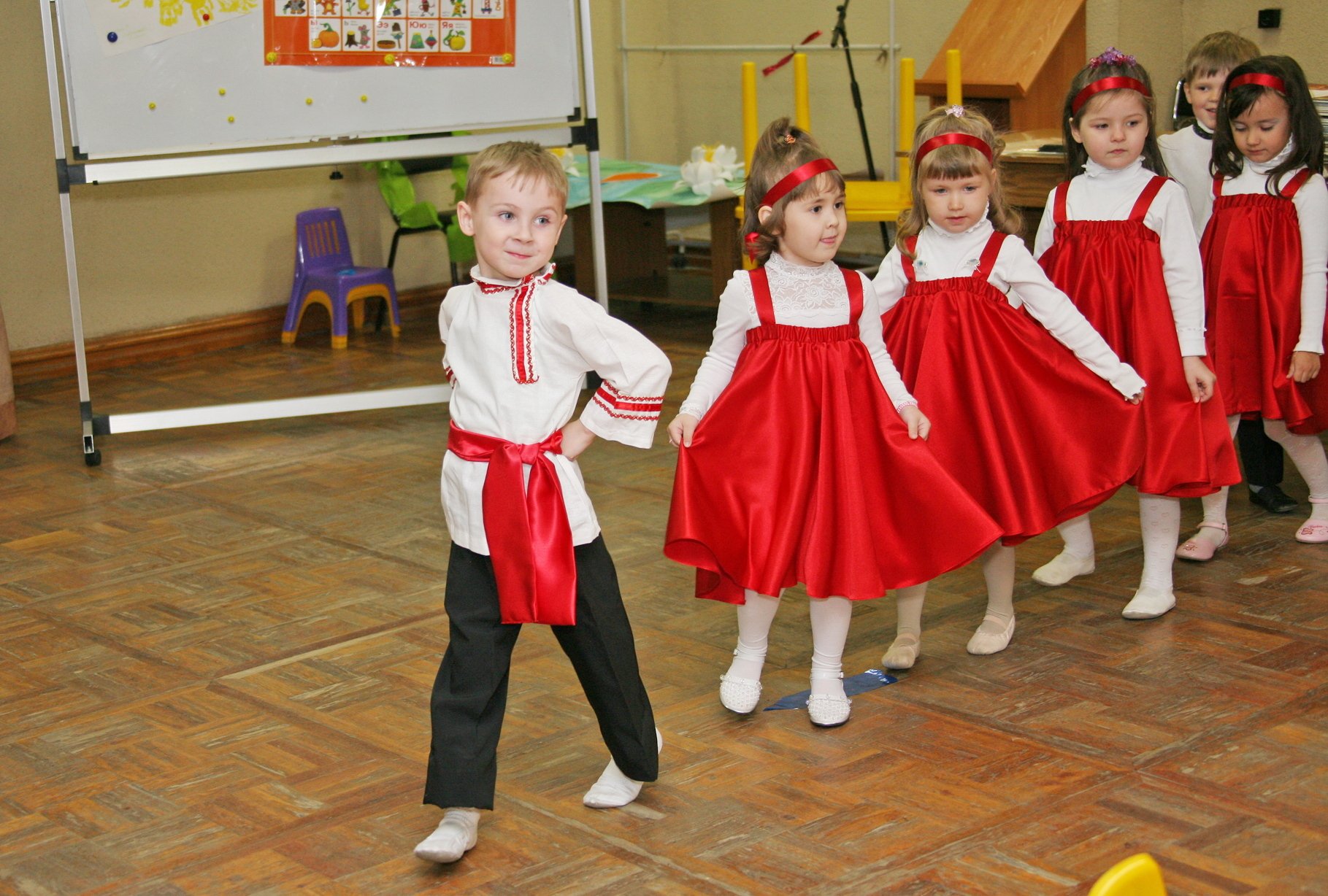 Танцы для детей средней группы. Танцы для дошкольников. Костюмы для танцев в детском саду. Народные танцы в детском саду. Дети танцуют в садике.