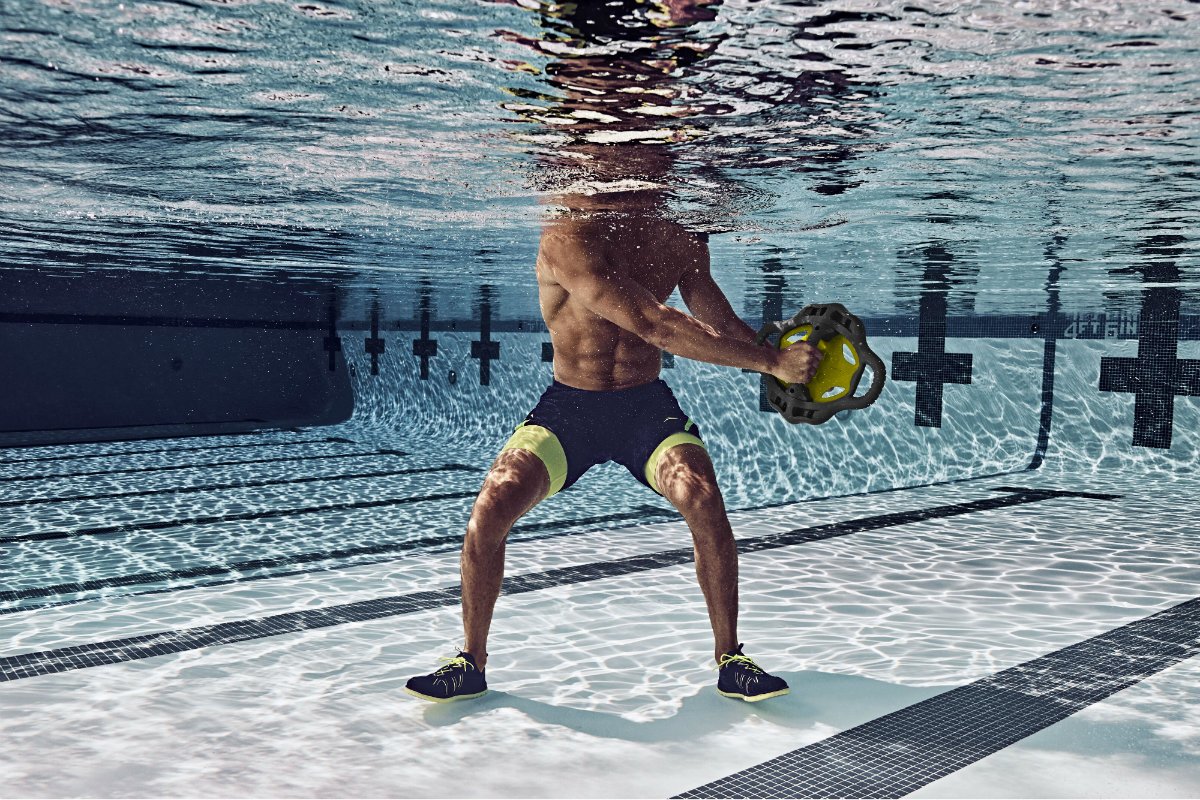 Можно ли в бассейн в шортах. Плавание тренировка. Силовые упражнения в воде. Силовая выносливость в бассейне. Тренировка в бассейне.