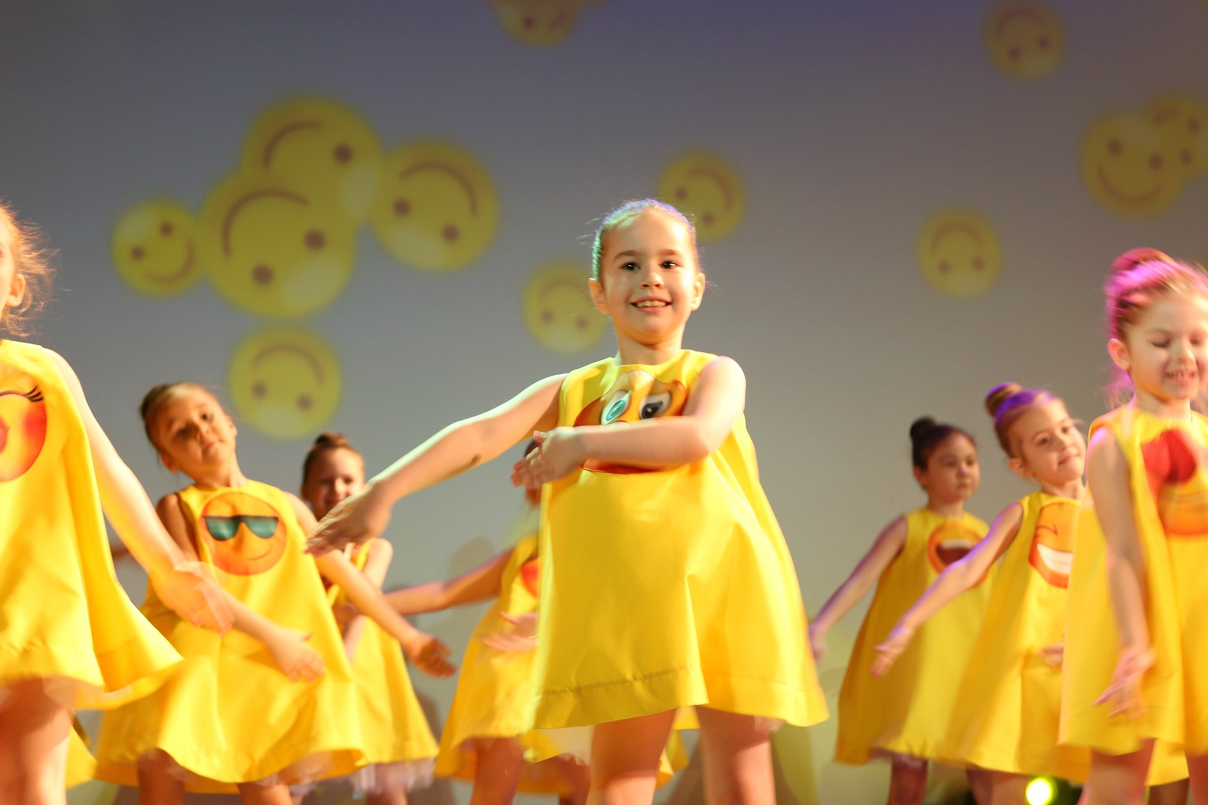 Танец мы дети россии. Костюмы для танцевальных коллективов. Детские танцевальные коллективы. Костюм для эстрадного танца. Костюмы для детских танцевальных коллективов.