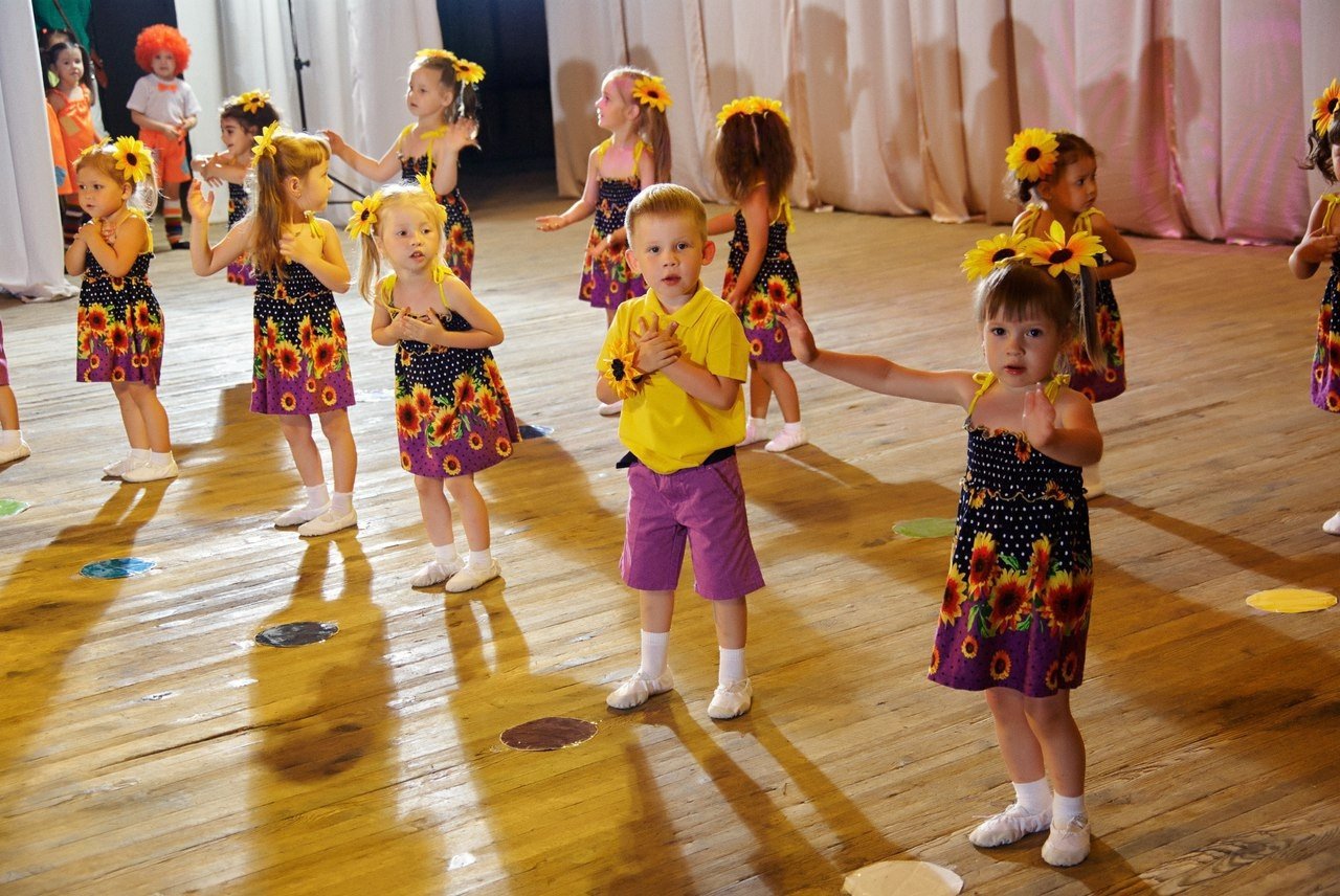 Танец игра младшая группа. Танцы для дошкольников. Танцы для детей в детском саду. Танцы для детей в ДОУ. Танцевальная терапия для детей.