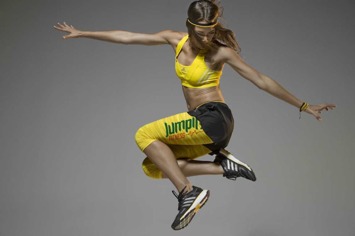 Спортивная девушка в прыжке