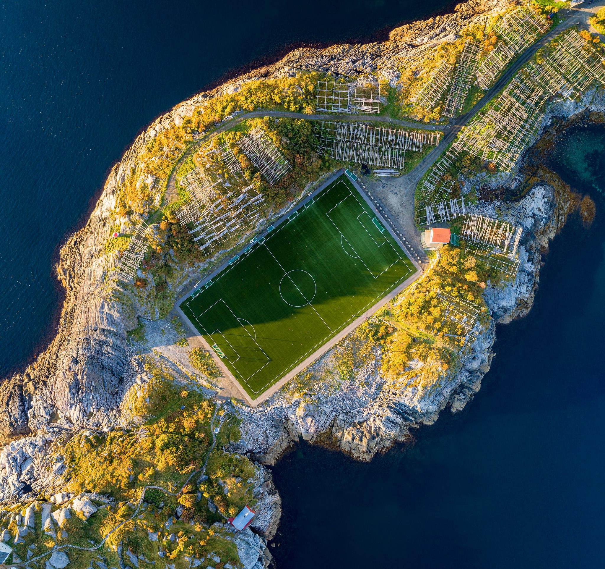 Огромная часть окруженная водой. Стадион Хеннингсвер, Норвегия. Хеннингсвер Норвегия футбольное поле. Лофотенские острова стадион. Стадион в деревне Хеннингсвер в Норвегии.