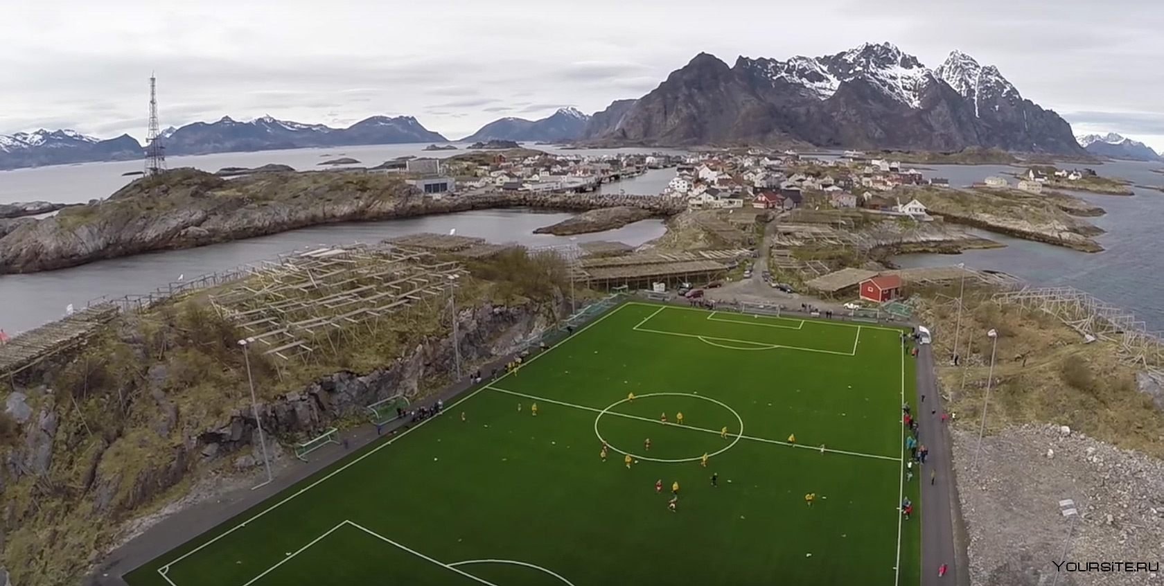 Стадион на острове. Стадион Хеннингсвер. Стадион Хеннингсвер, Норвегия. Стадион на острове Хеннингсвер, Норвегия. Стадион в деревне Хеннингсвер в Норвегии.