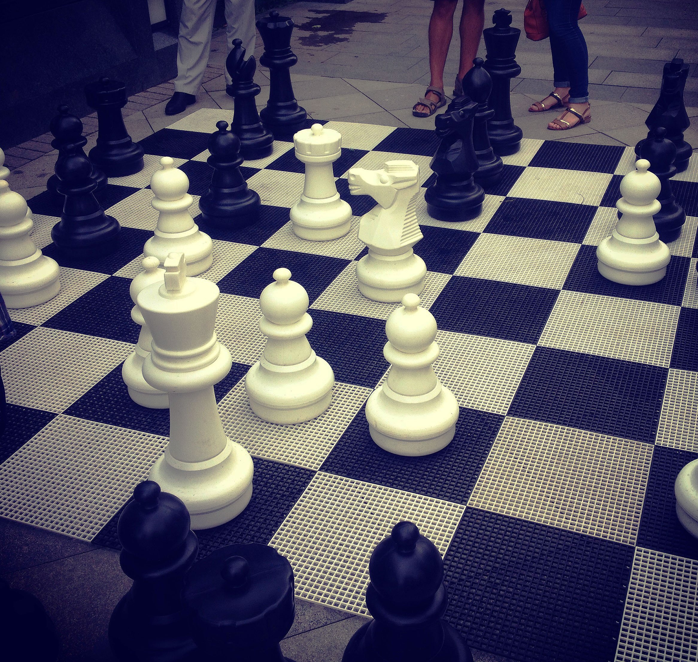 На шахматной доске осталось 5. Шахматы. Шахматы на улице. Большие шахматы на улице. Шахматы на улице в Москве.
