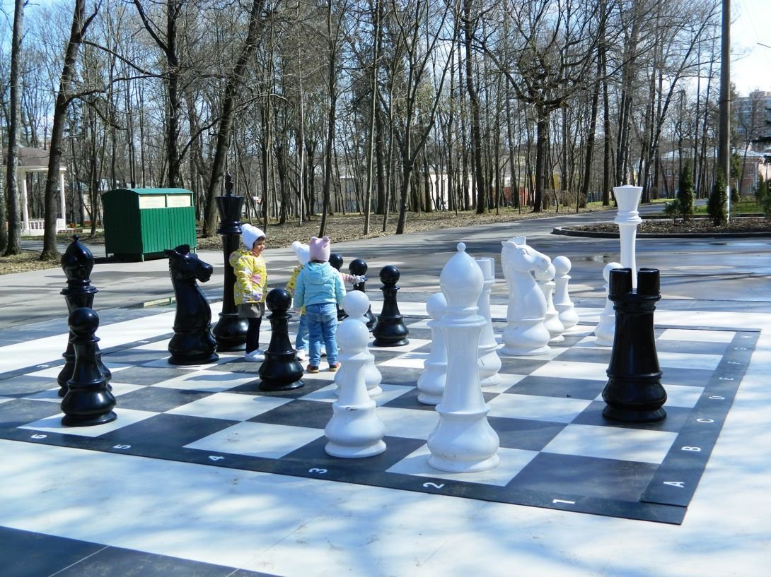 Скульптурная композиция "большие шахматы", Тула зима