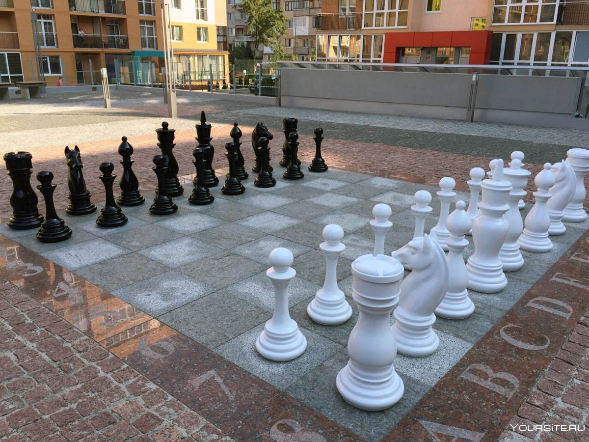 Шахматы на земле в парках