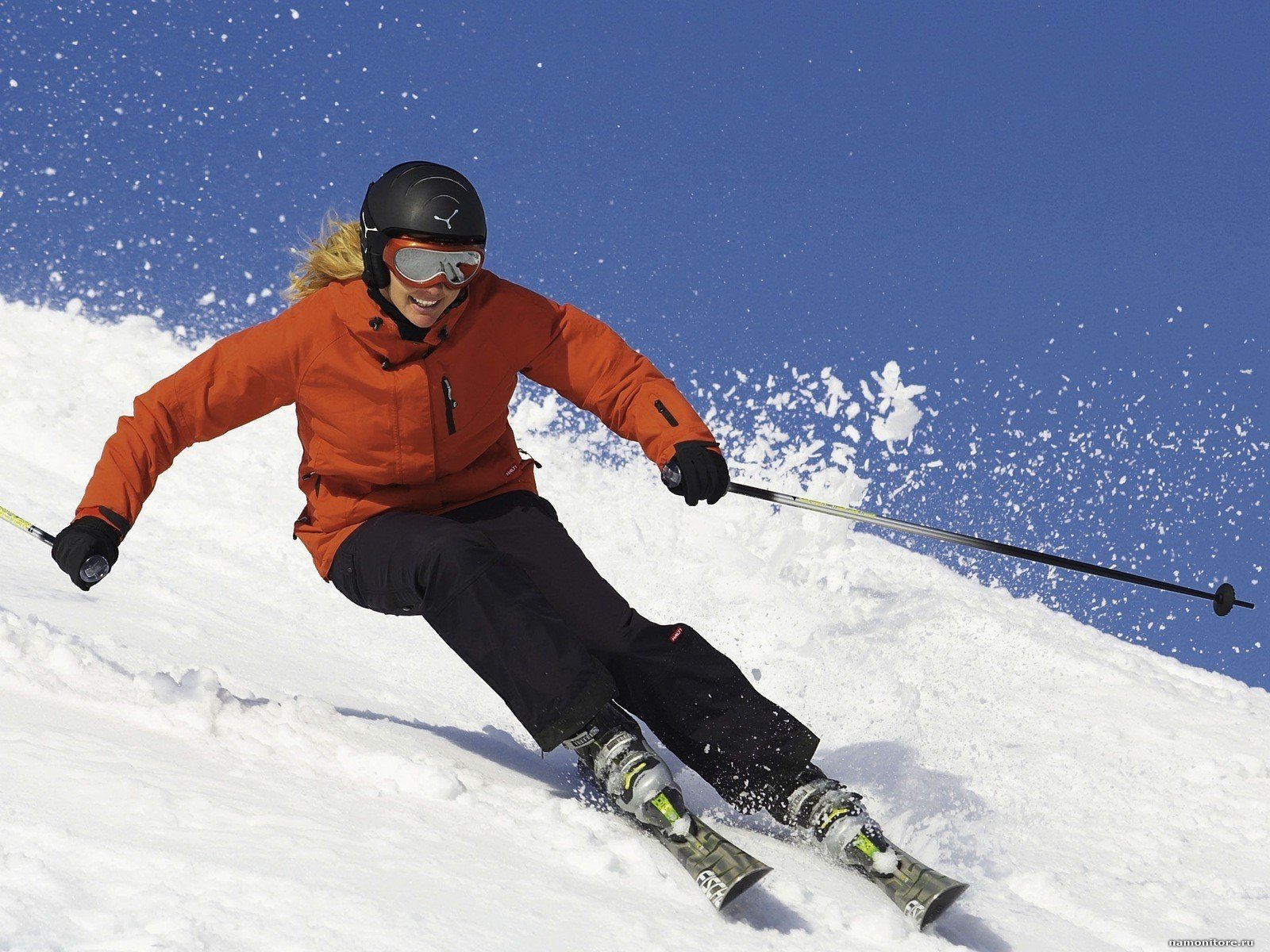 Фото skiing. Горные лыжи. Лыжник. Горнолыжный спорт. Катание на горных лыжах.