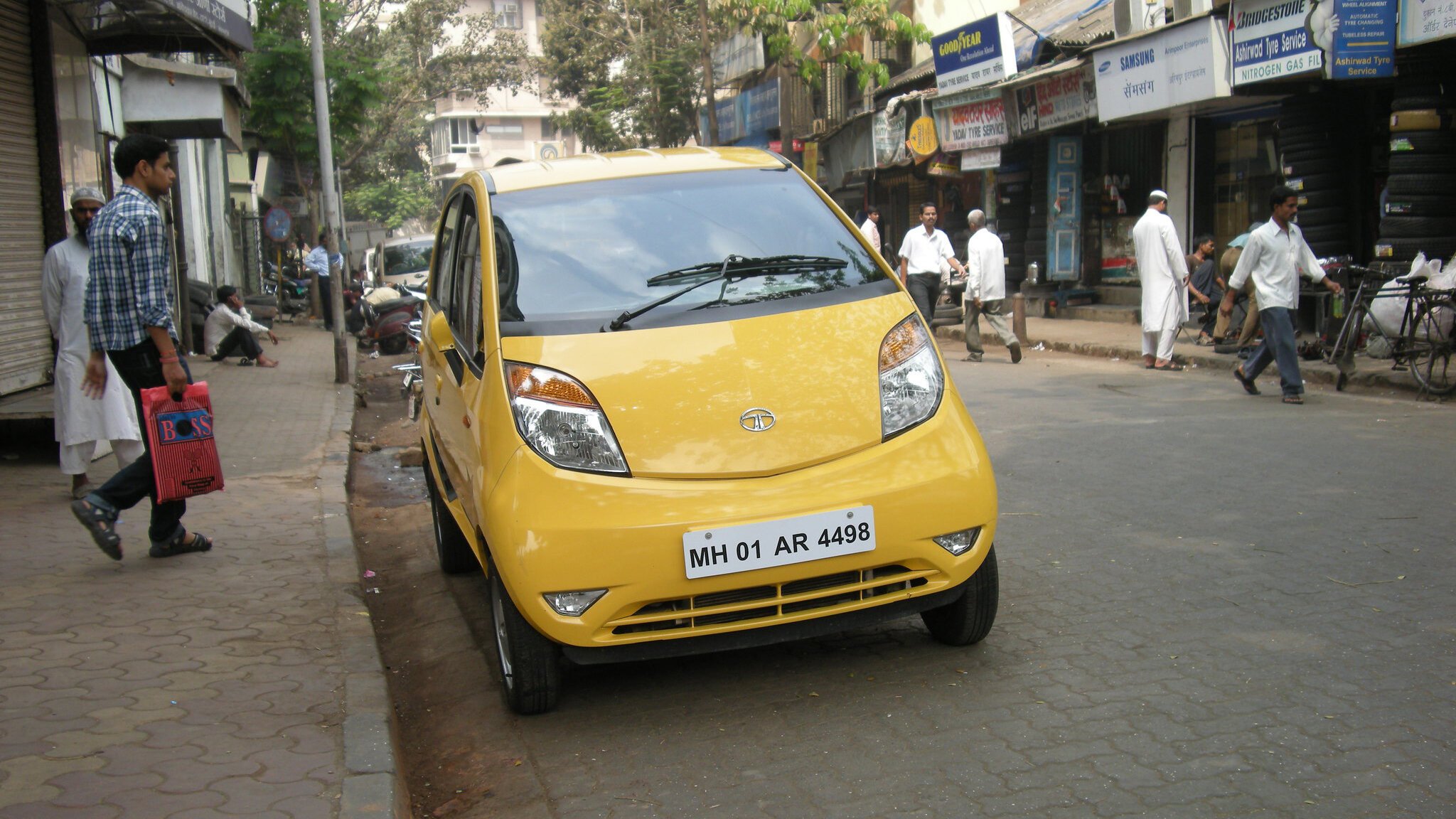 Авто из индии 4 буквы. Индийские автомобили. Дешевые автомобили. Машины в Индии. Индийский народный автомобиль.