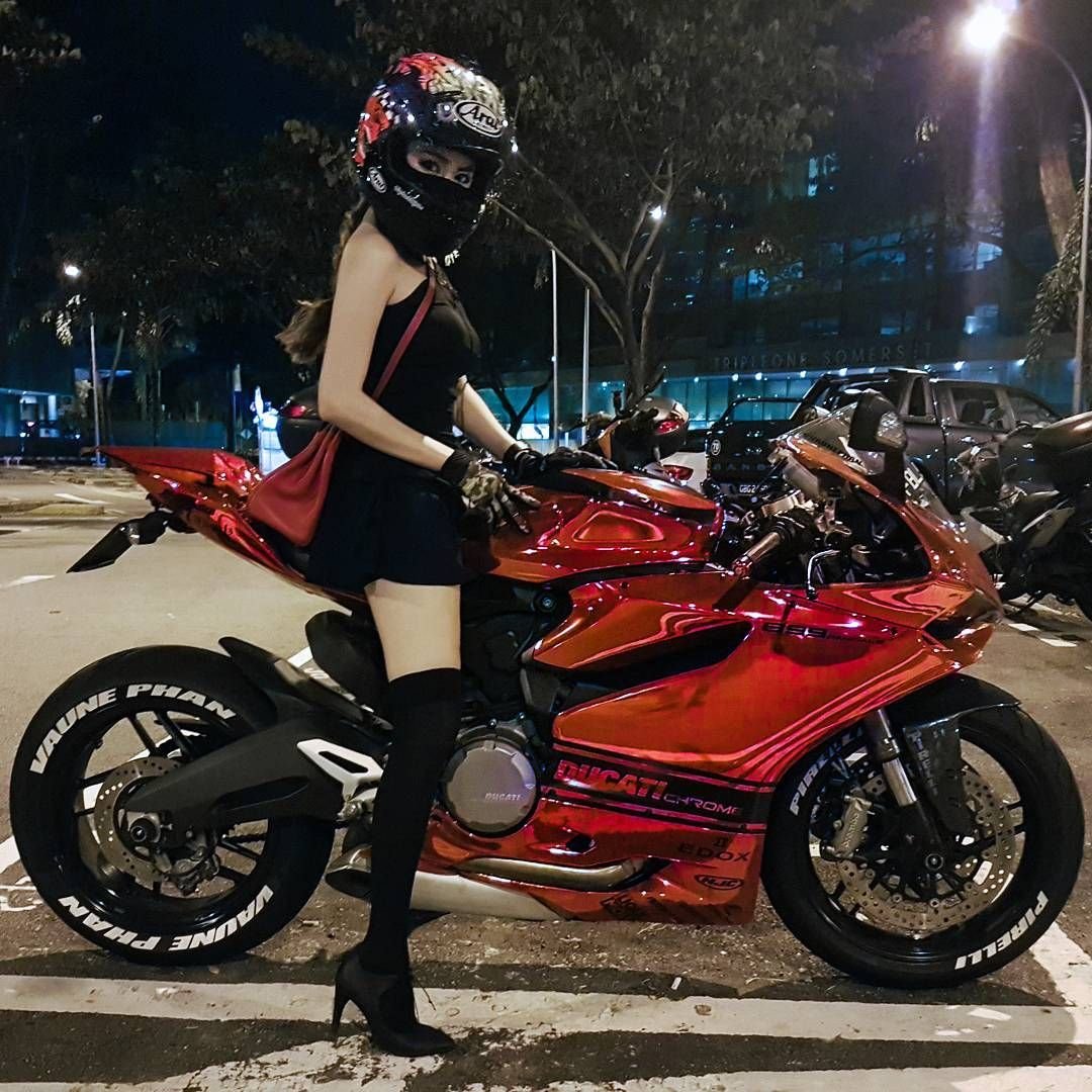 Мотоцикл Ducati и девушка