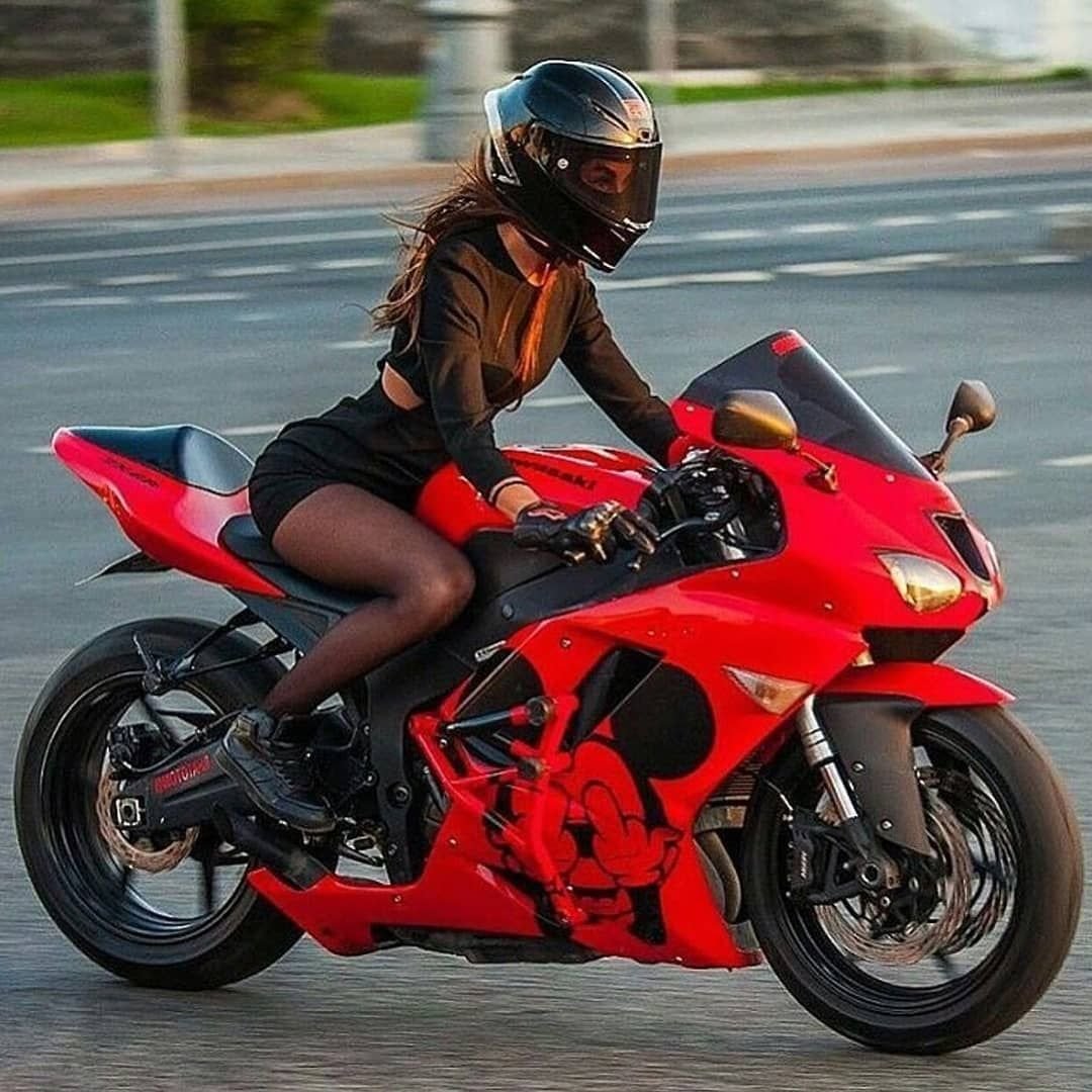 Женщина на мотоцикле