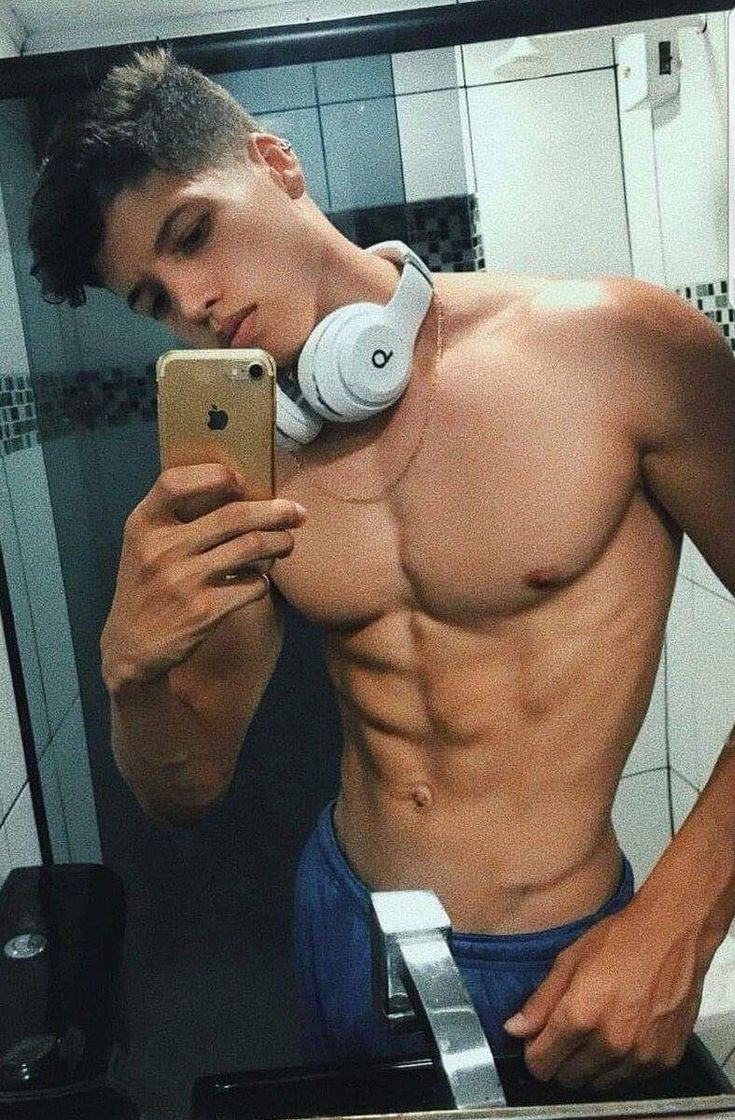 Красивый накаченный парень селфи