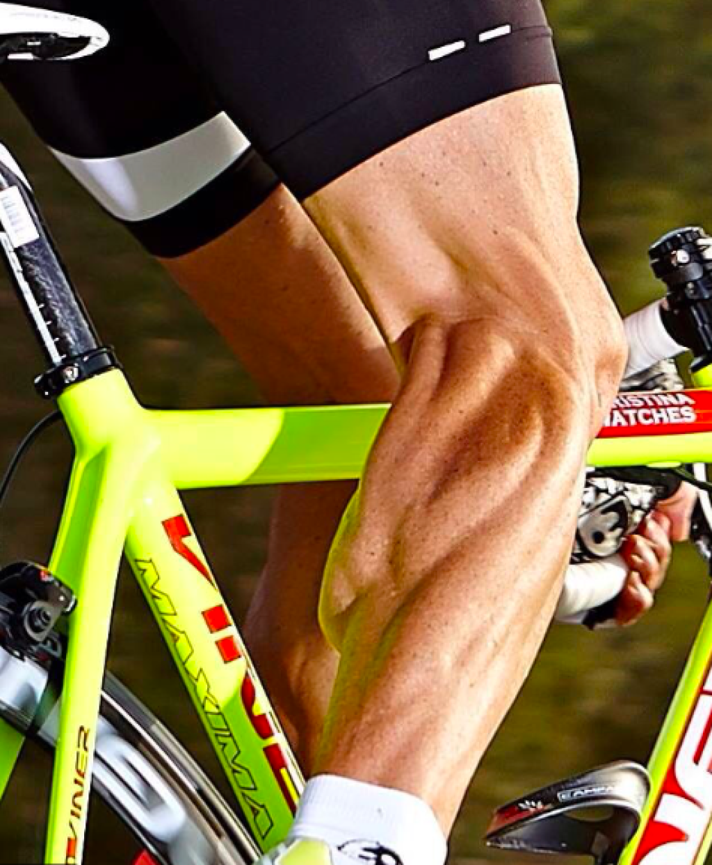Накаченный велосипед. Тур де Франс ноги гонщика. Ноги профессионального велосипедиста.