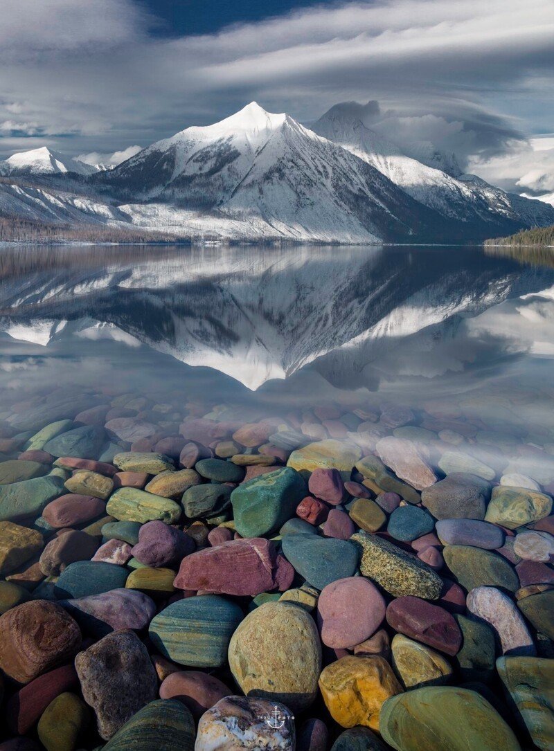 Монтана озеро Флатхед разноцветные камни