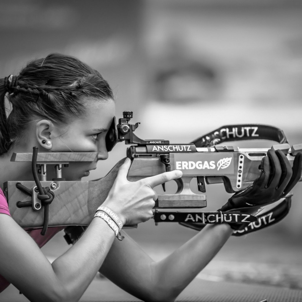 Девушка стреляет из винтовки