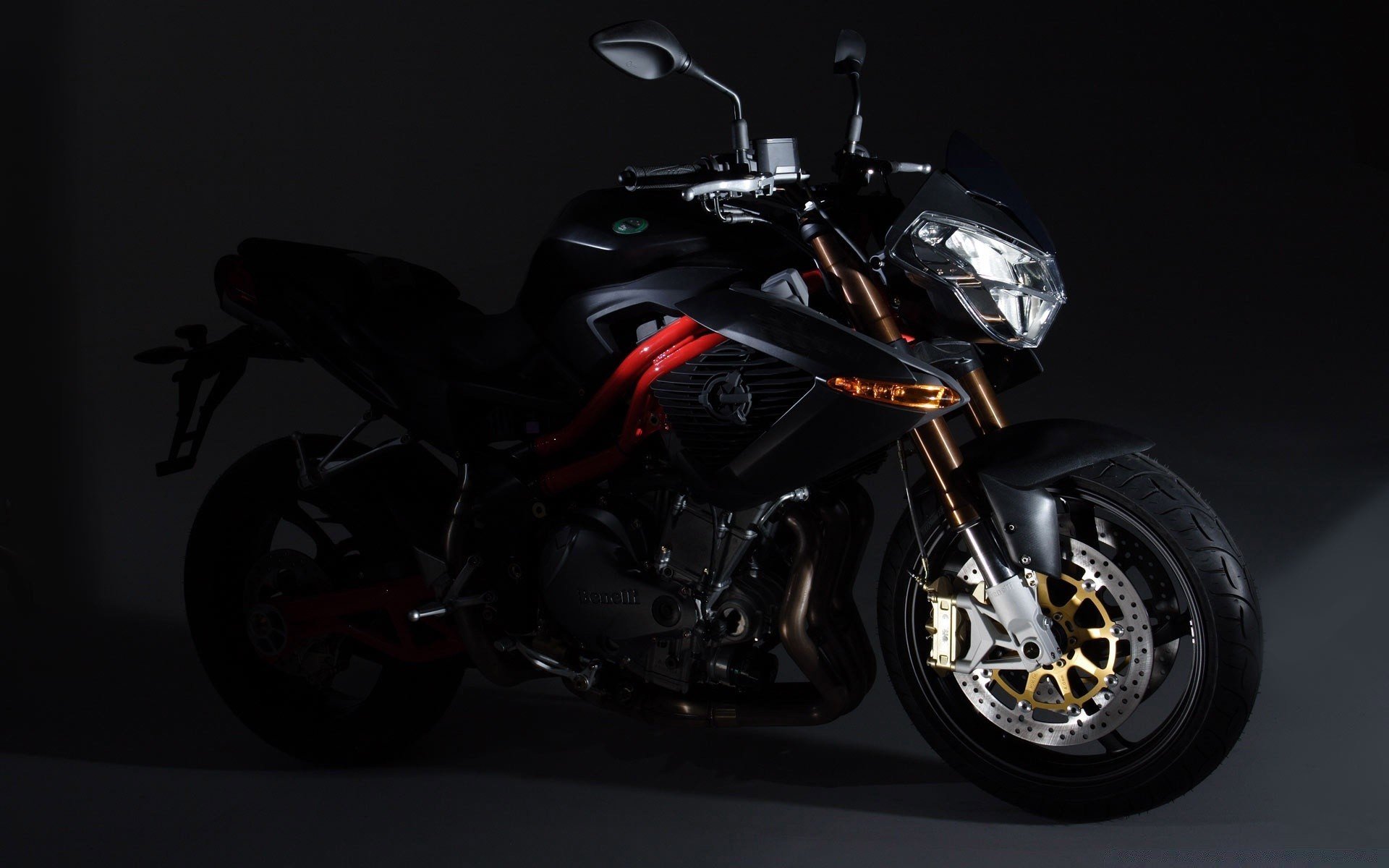 Обои на стол мотоциклы. Черный Бенелли мотоцикл. Benelli 1080. Мотоцикл на черном фоне. Мотоцикл на темном фоне.