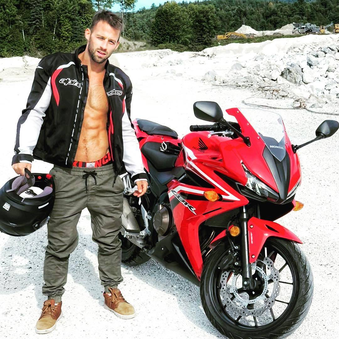 Разные мотоциклы мужской. Мужской мотоциклетный стиль одежды. Стиль байкера мужской. Фотосессия с мотоциклом мужчина.
