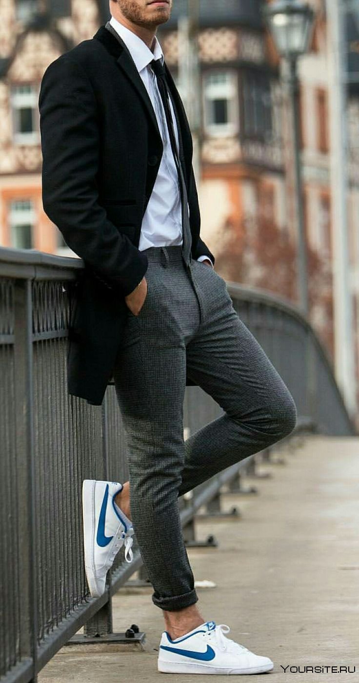 Классические брюки с кроссовками мужчины - 69 фото