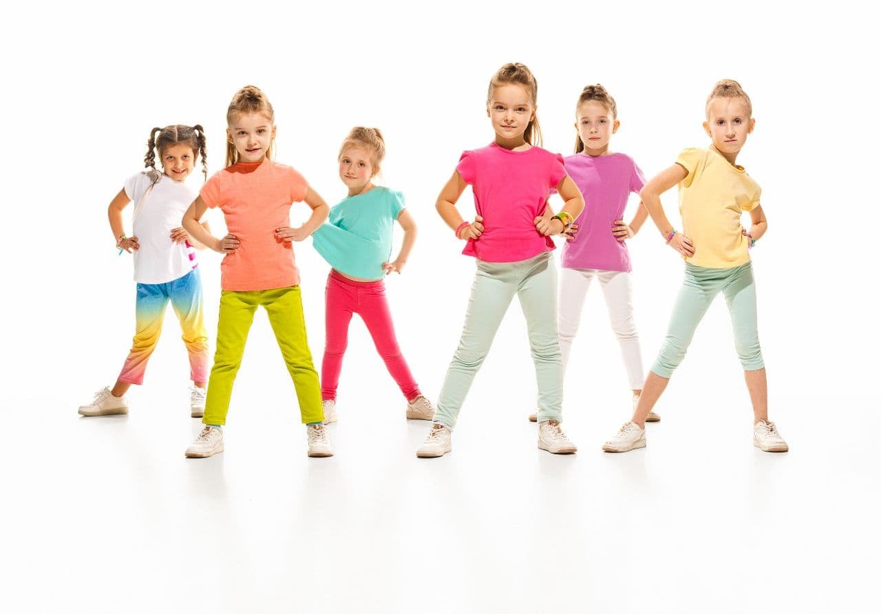 В группе современного танца 46 детей. Фитнес танец дети. Ритмика. Танцевальная аэробика для детей. Аэробика на белом фоне дети.