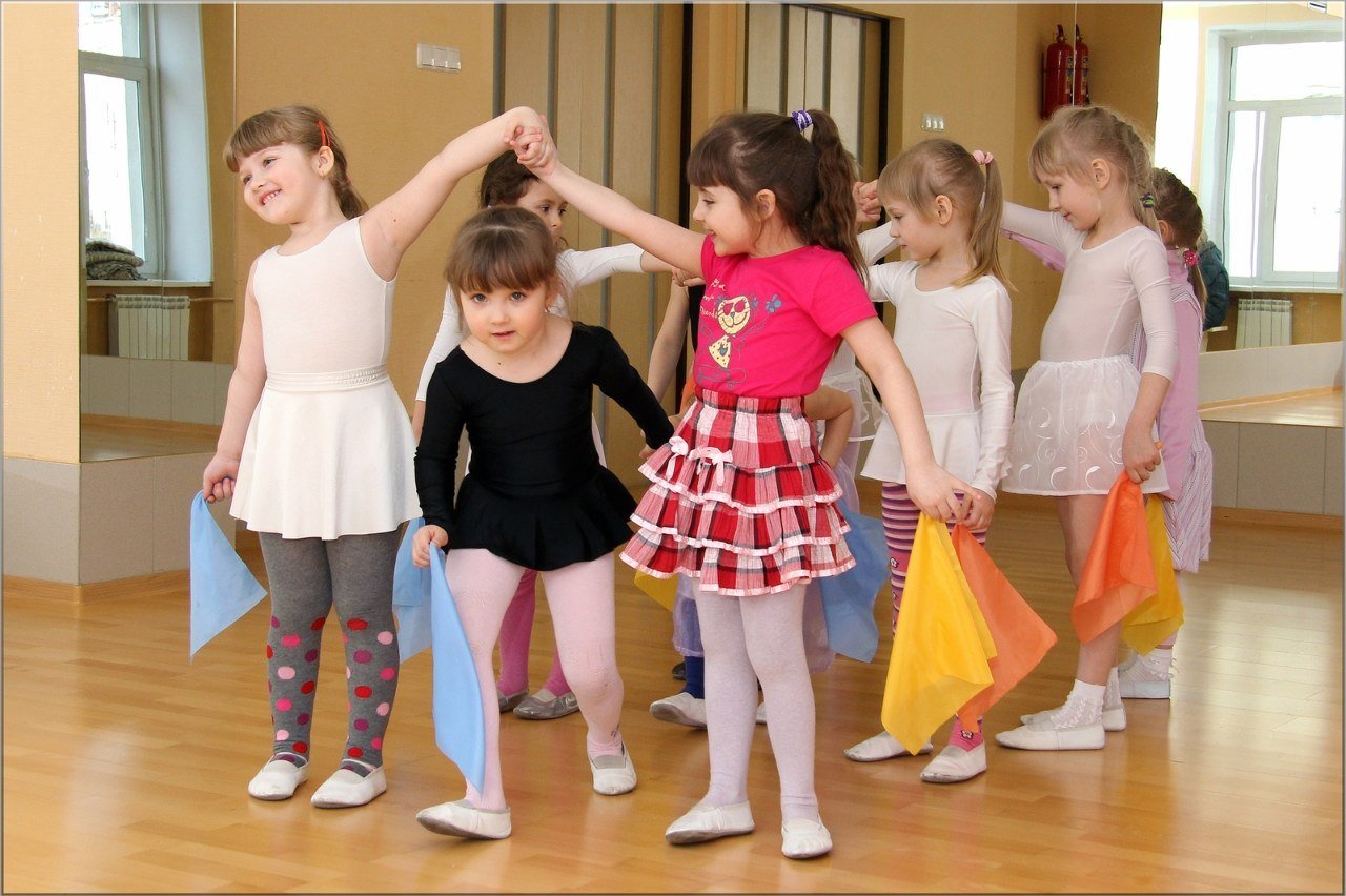 картинки танец в детском саду