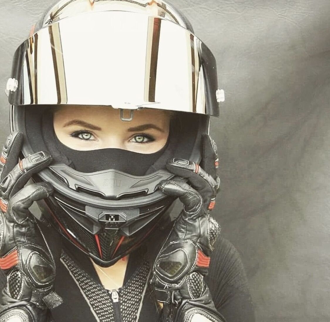 Девушка в мотоциклетном шлеме