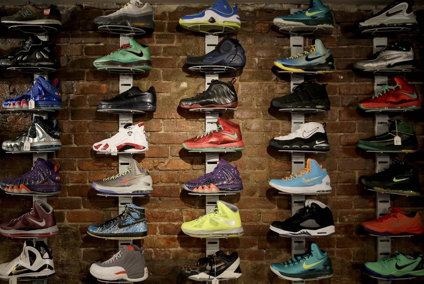 Sneakers магазин кроссовок. Много кроссовок. Много кррсовоа. Коллекция кроссовок. Кроссовки куча.