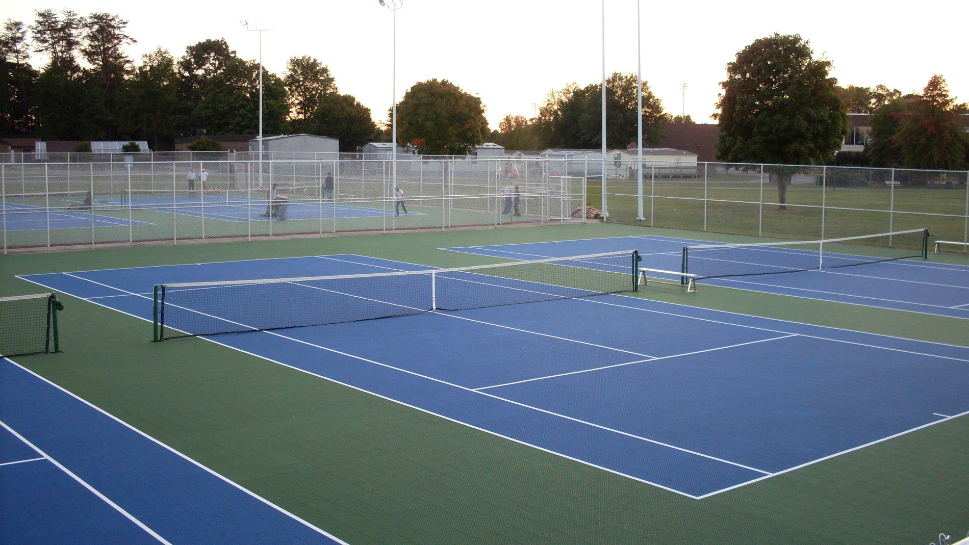 Какое поле теннисный. Теннисный корт в Хэмптон-корте. Дворец Хэмптон Королевский теннисный корт. Кашкадан теннисный корт.