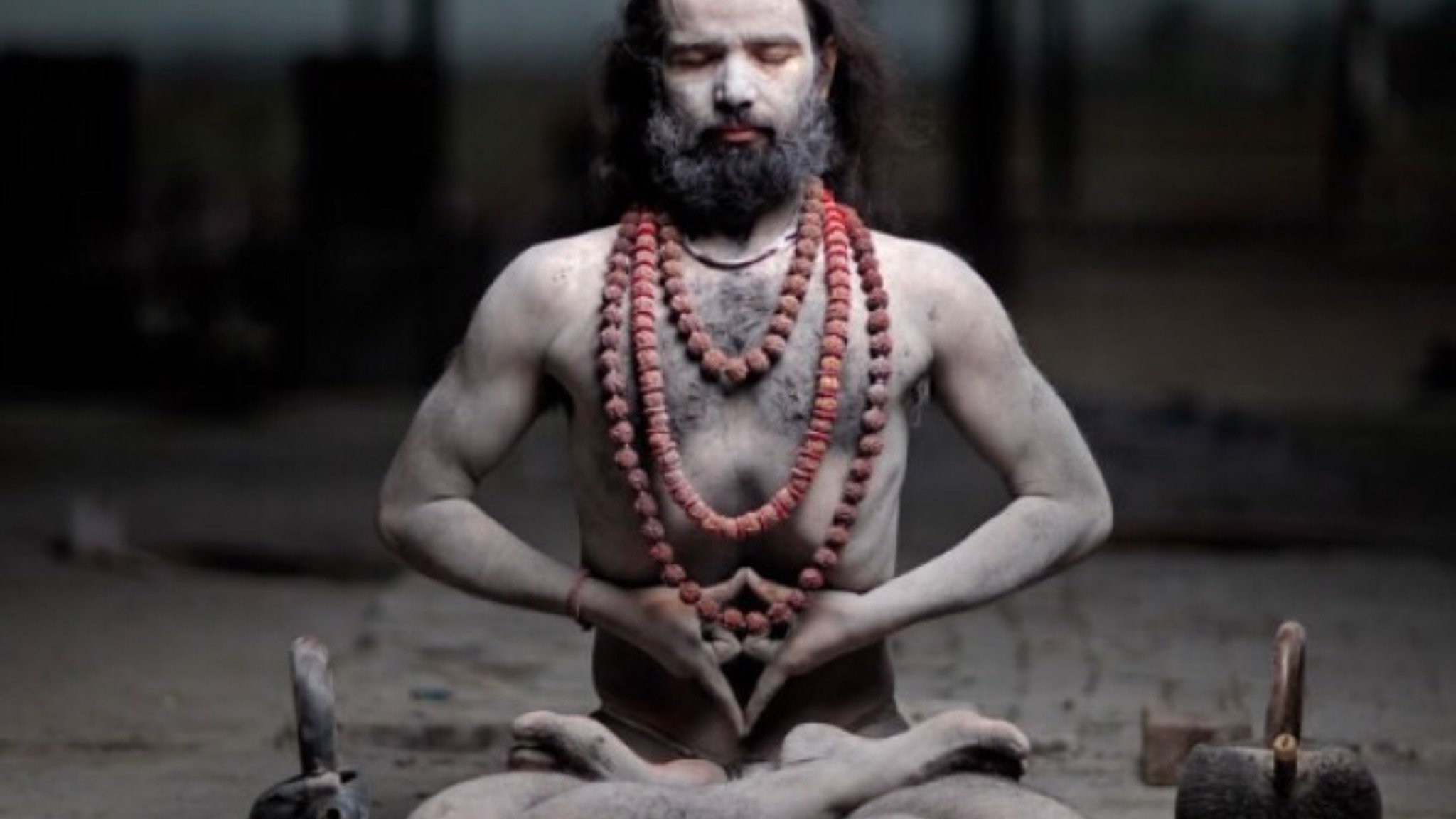 Медитация на гвоздях. Лагхима сиддхи. Индийские монахи агхори. Сиддхи левитация. Агхори — последователи Шивы.