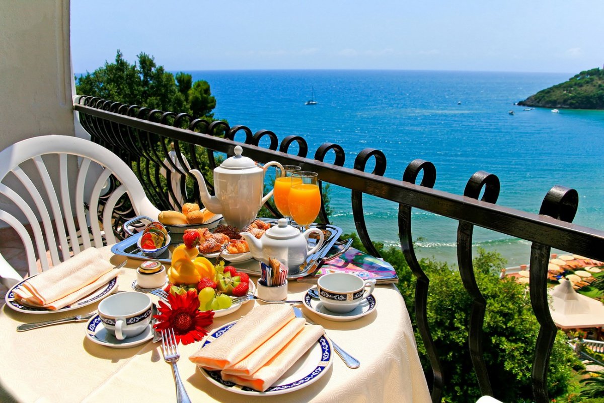 Завтрак на террасе с видом на море