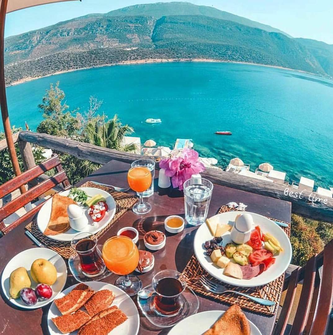 Завтрак на фоне моря