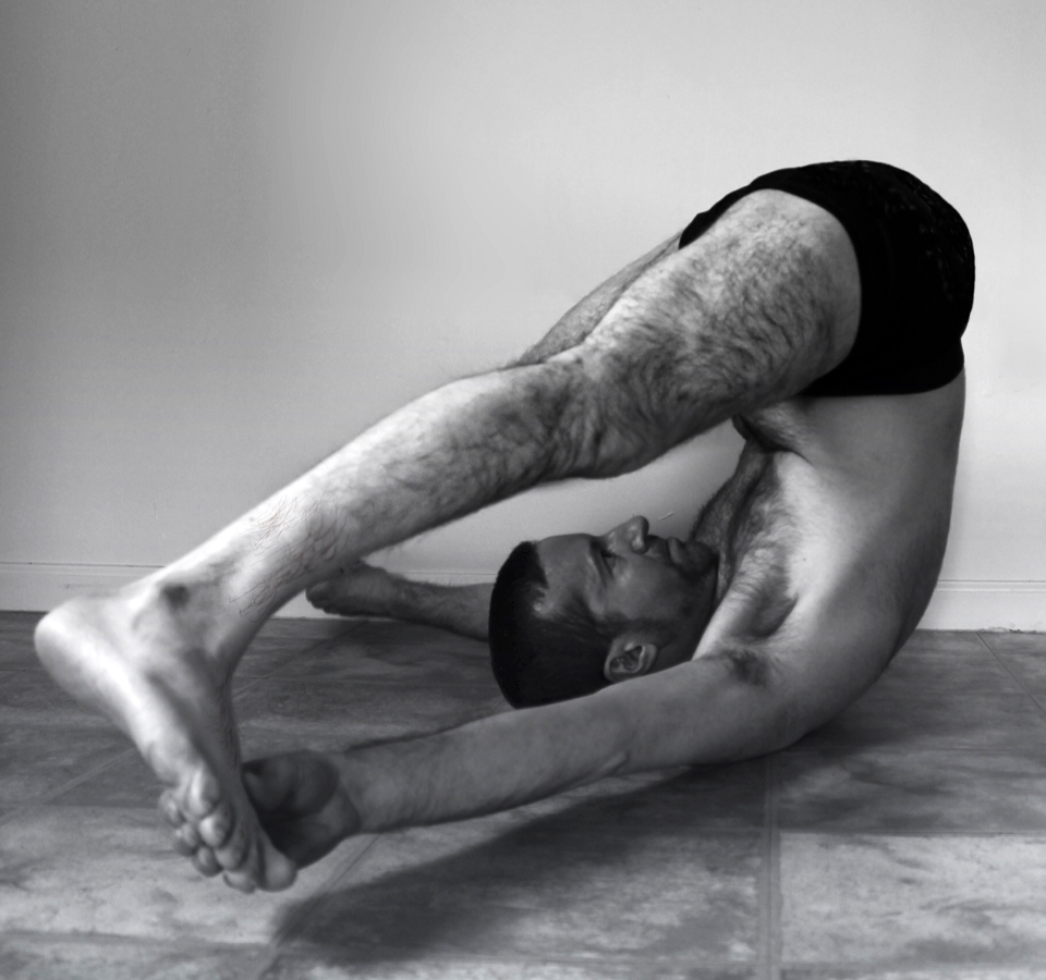 Серый йог. Позы йоги мужские. Стретчинг. Мужчина в позе йога. Фотосессия мужская йога.