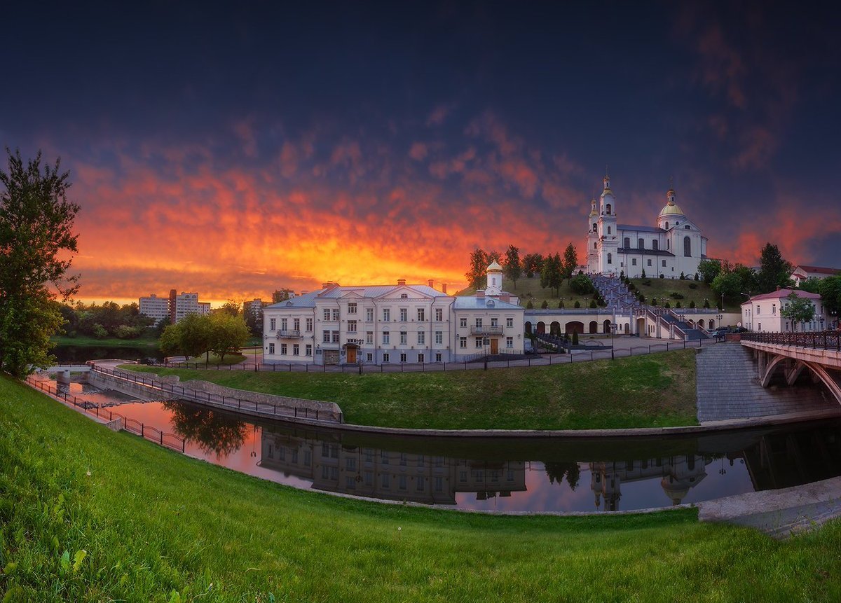Мирский замок в Белоруссии осенью