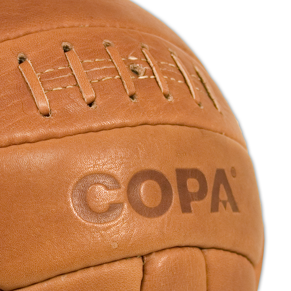 Футбол кожаный мяч. Мяч Copa Retro. Кожаный футбольный мяч. Мячик футбольный кожаный. Кожаный футбольный мяч ретро.