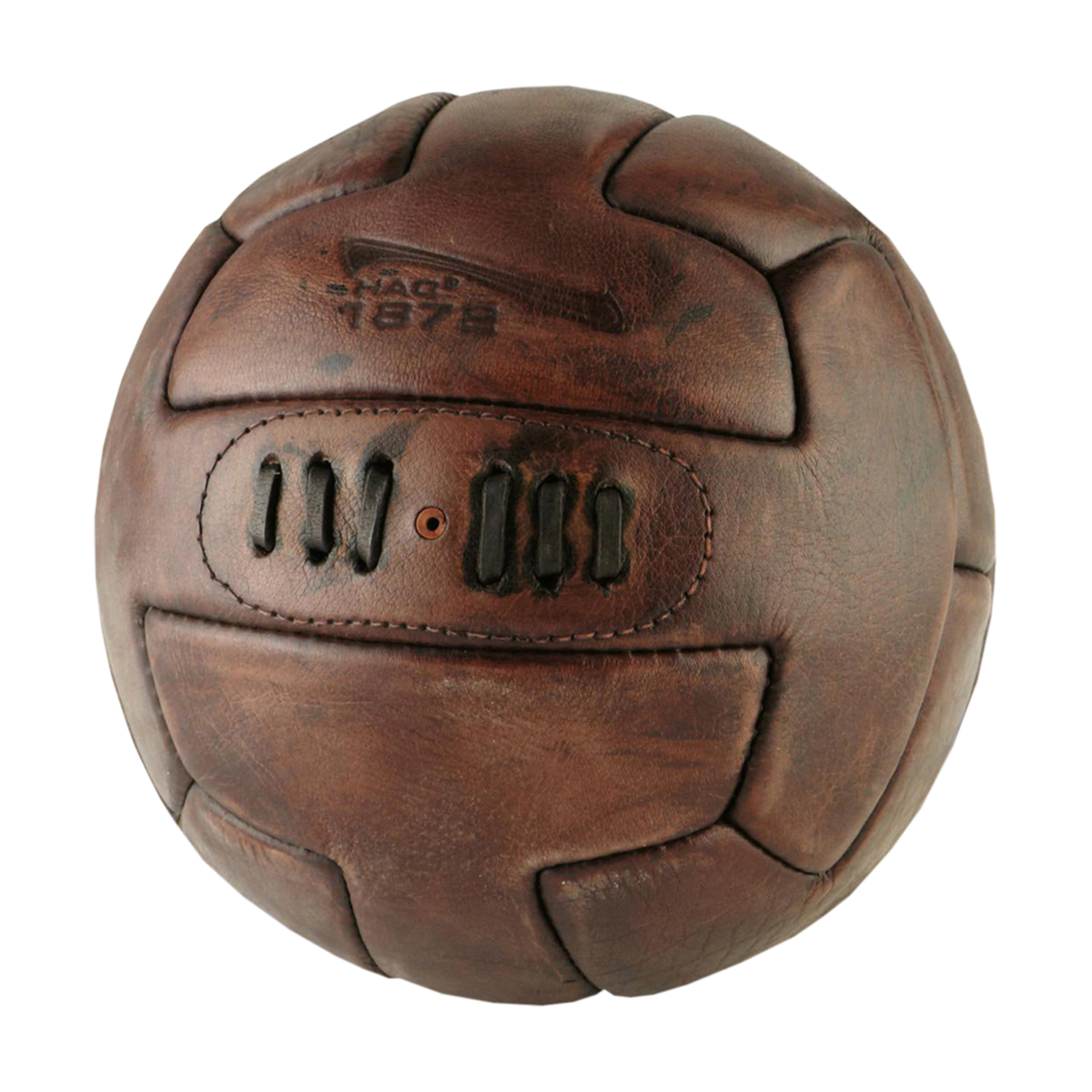 Первый мяч в футболе. Мяч Чарльза гудиера. Кожаный футбольный мяч ретро. Первый мяч. Старинный мяч.