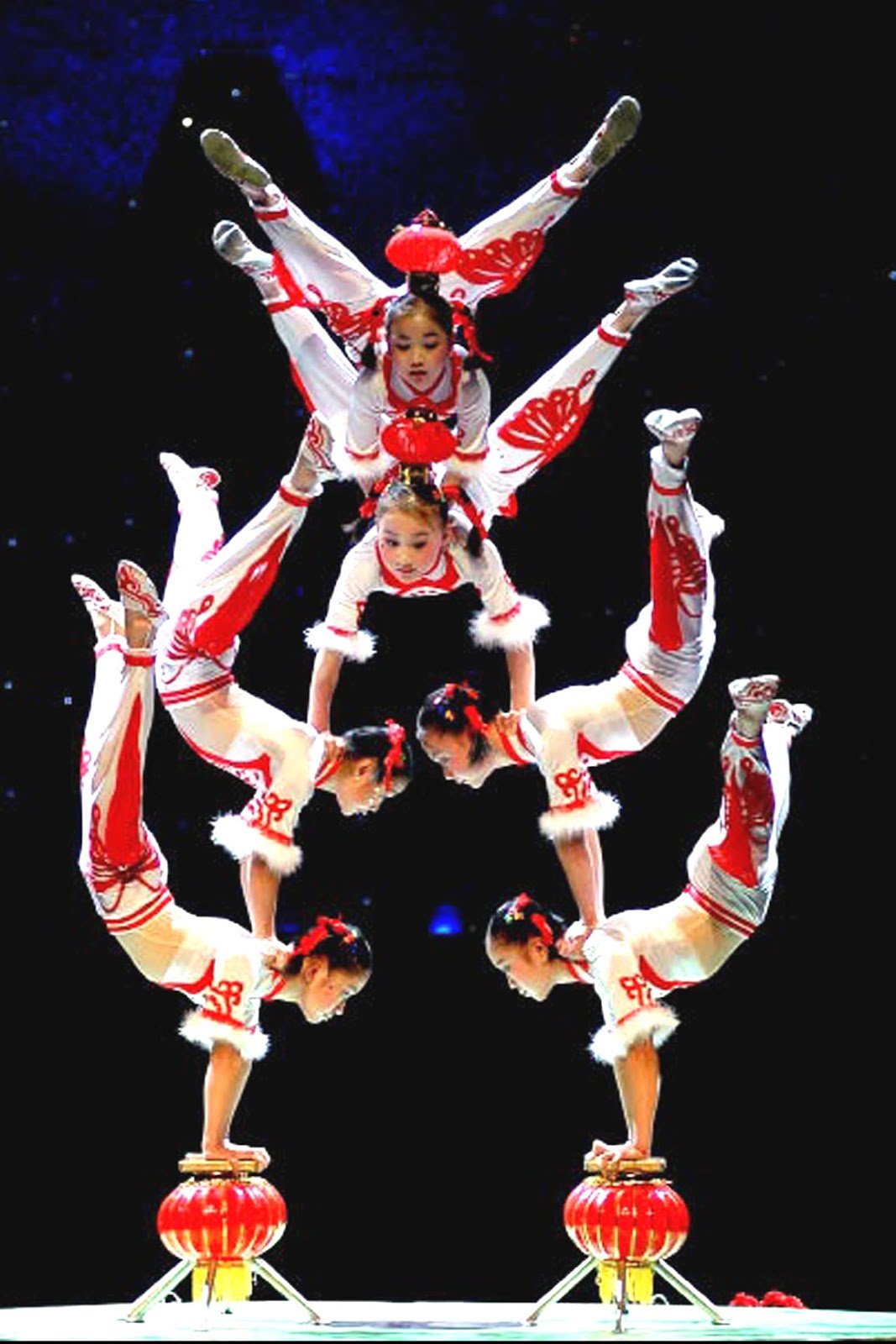 Гимнасты акробаты. Китайские акробаты. Цирковые акробаты. Цирковая акробатика для детей. Китайский цирк акробаты.