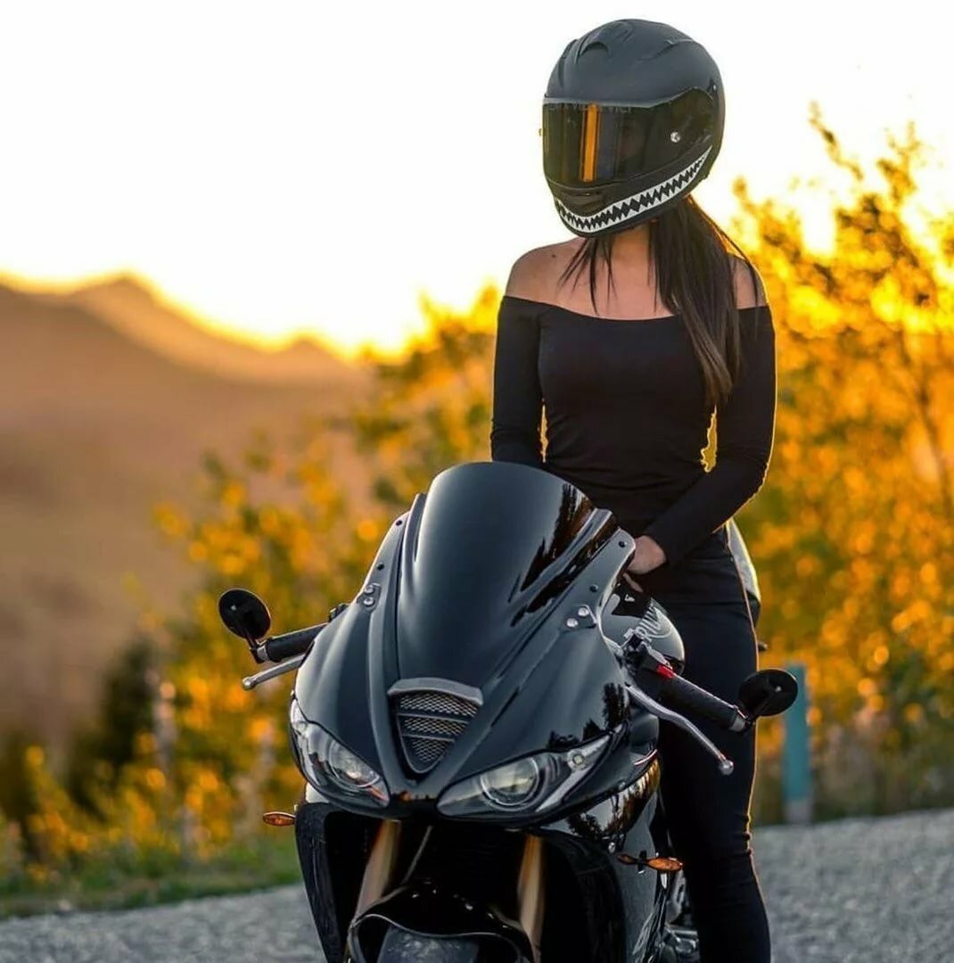 Девушка в мотоциклетном шлеме