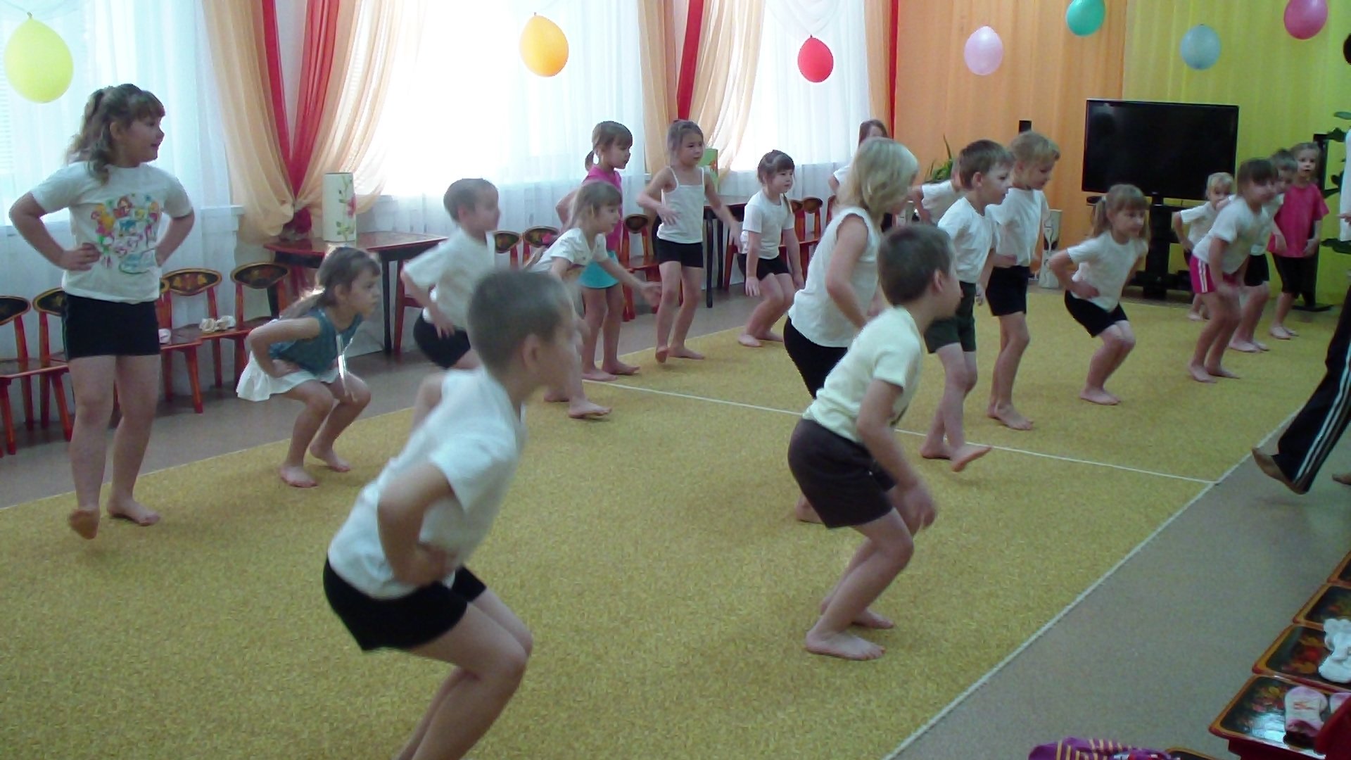 Музыка гимнастика подготовительная группа. Физкультура в подготовительной группе. Физкультурные занятия в ДОУ. Гимнастика в детском саду. Физкультура в детском саду подготовительная группа.